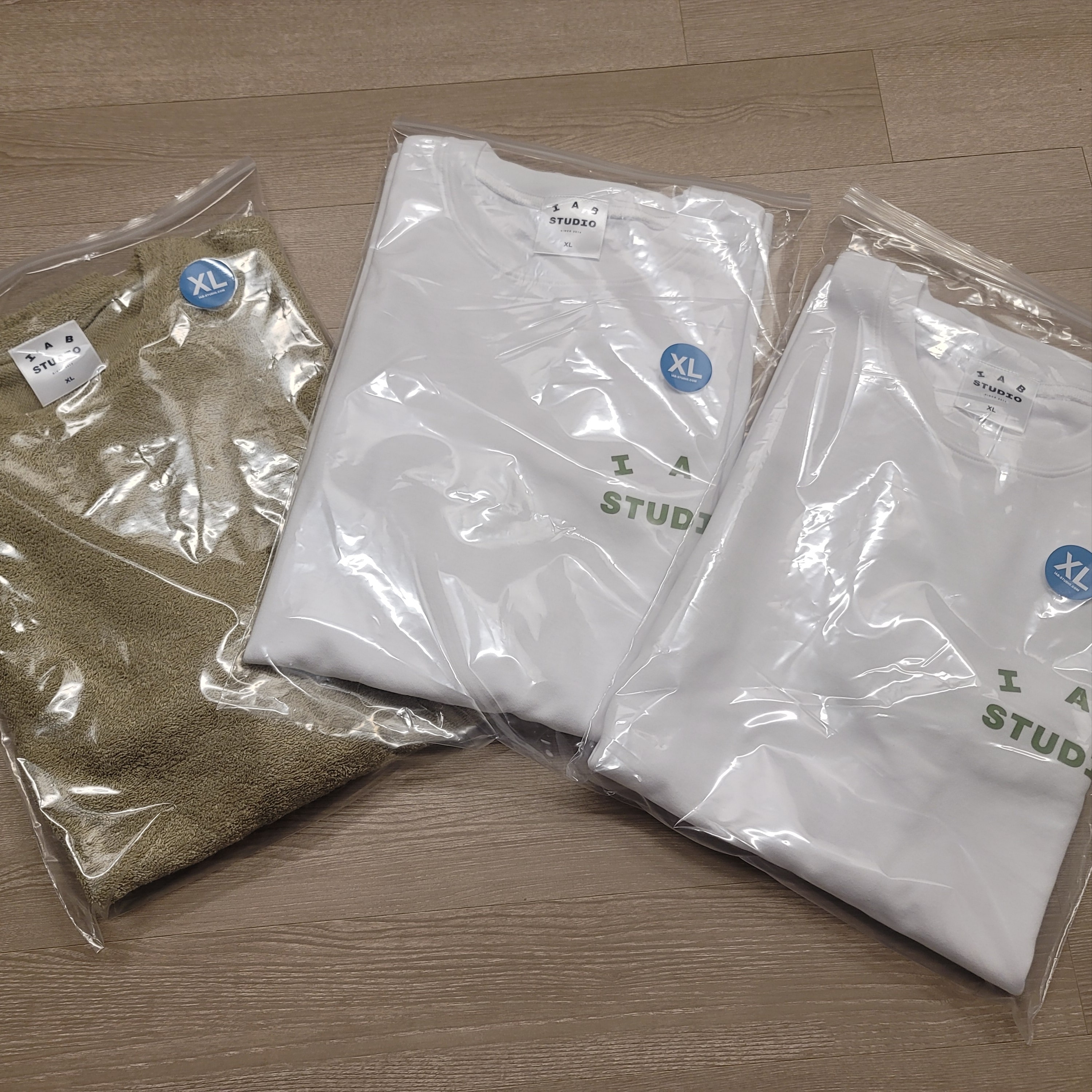 IAB Studio Towel T-Shirt Light Green, IAB Studio T-Shirt White Light Green 착용 스타일