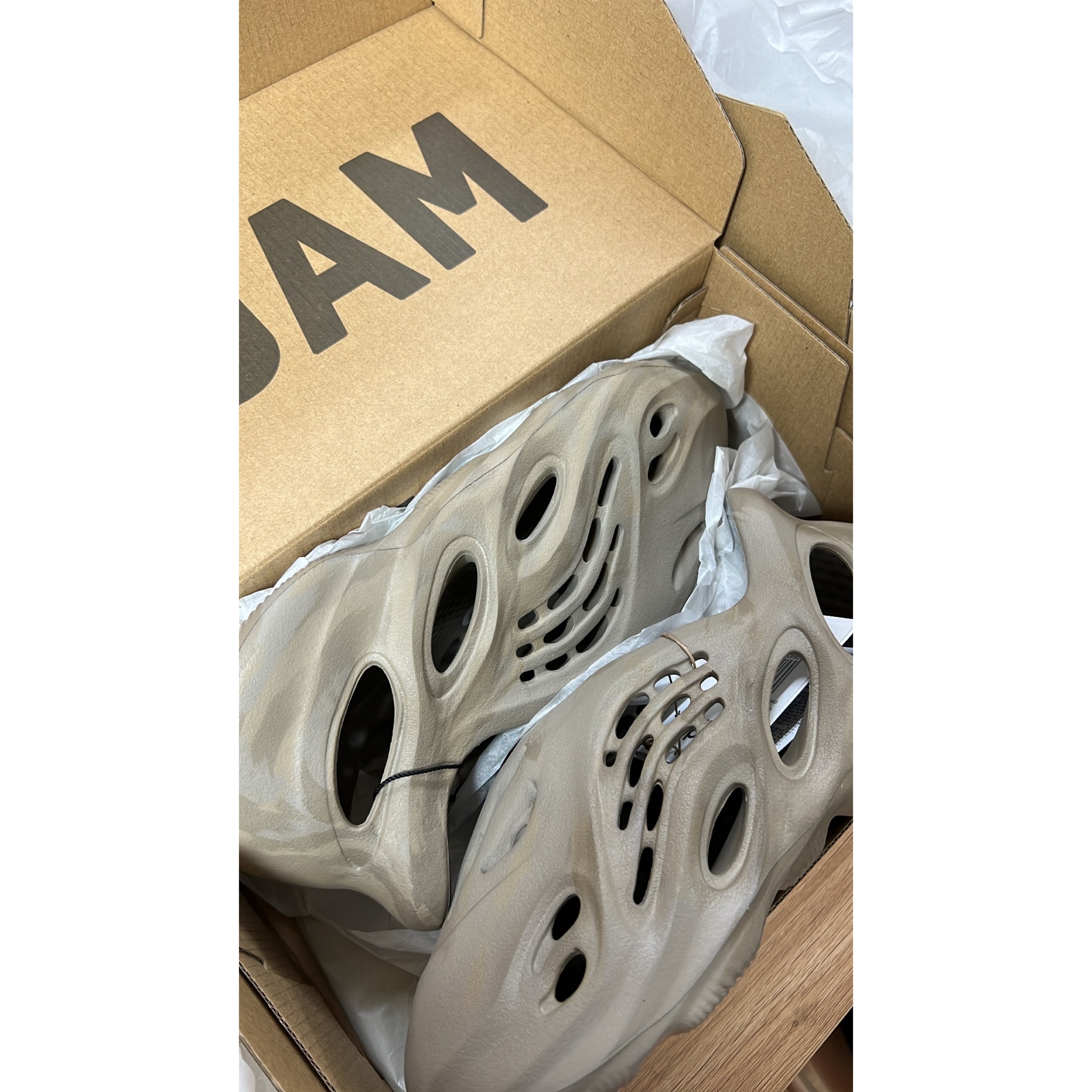 Adidas Yeezy Foam RNNR Stone Sage 착용 스타일