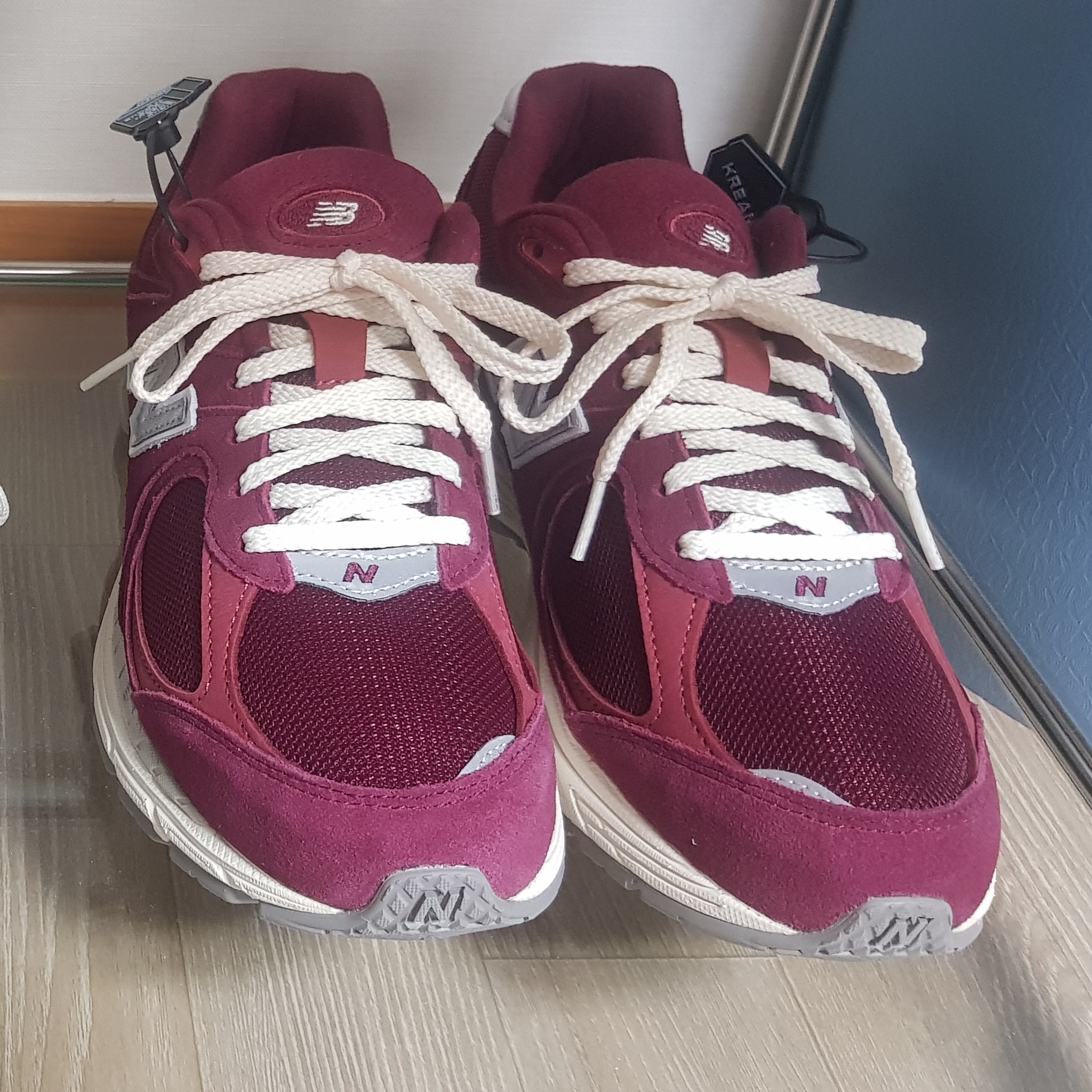 New Balance 2002R Garnet 착용 스타일