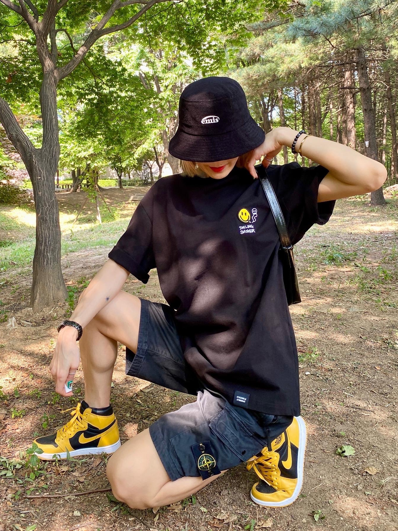 Jordan 1 Retro High OG Pollen, Stone Island L0904 Stretch Canvas Cargo Shorts Black - 21SS 착용 스타일