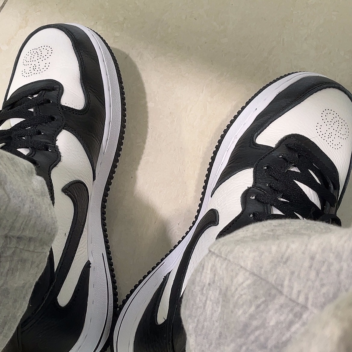 Nike x Stussy Air Force 1 '07 Mid SP Black and Light Bone 착용 스타일
