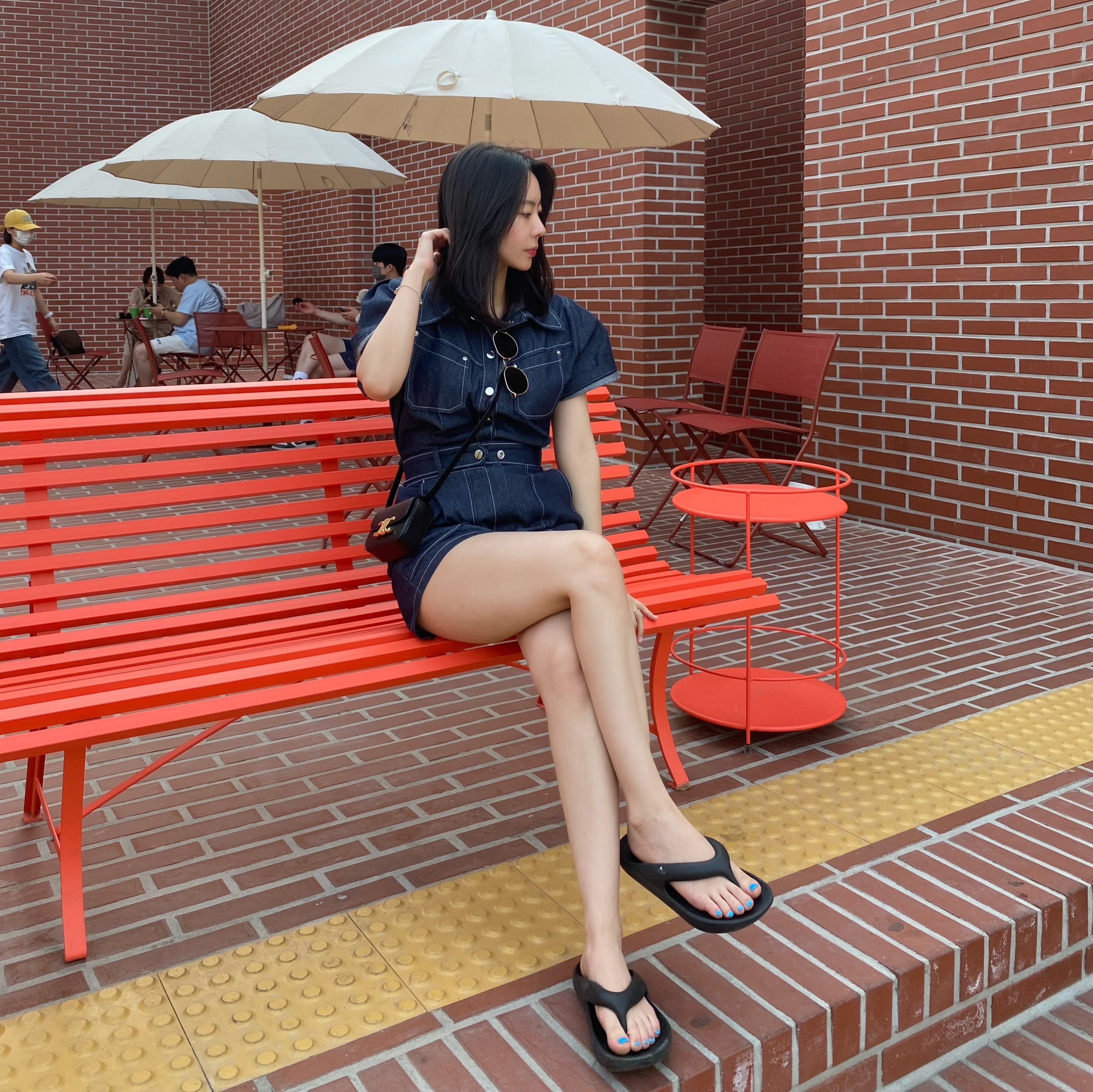 Celine Mini Claude in Shiny Calfskin Black, New Balance x Taw&Toe Flip Flop Black 착용 스타일
