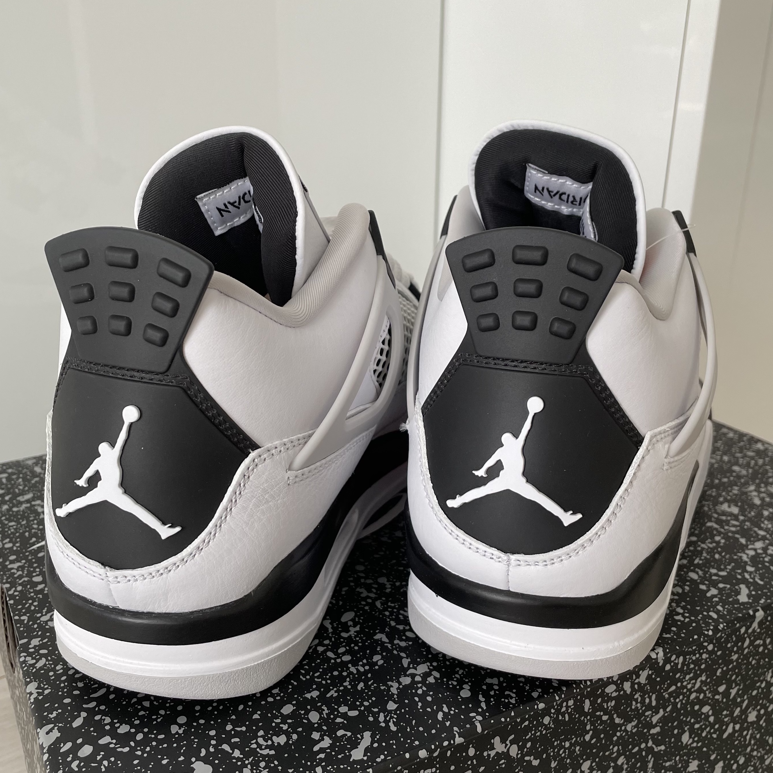 Jordan 4 Retro White and Black 착용 스타일 - 3