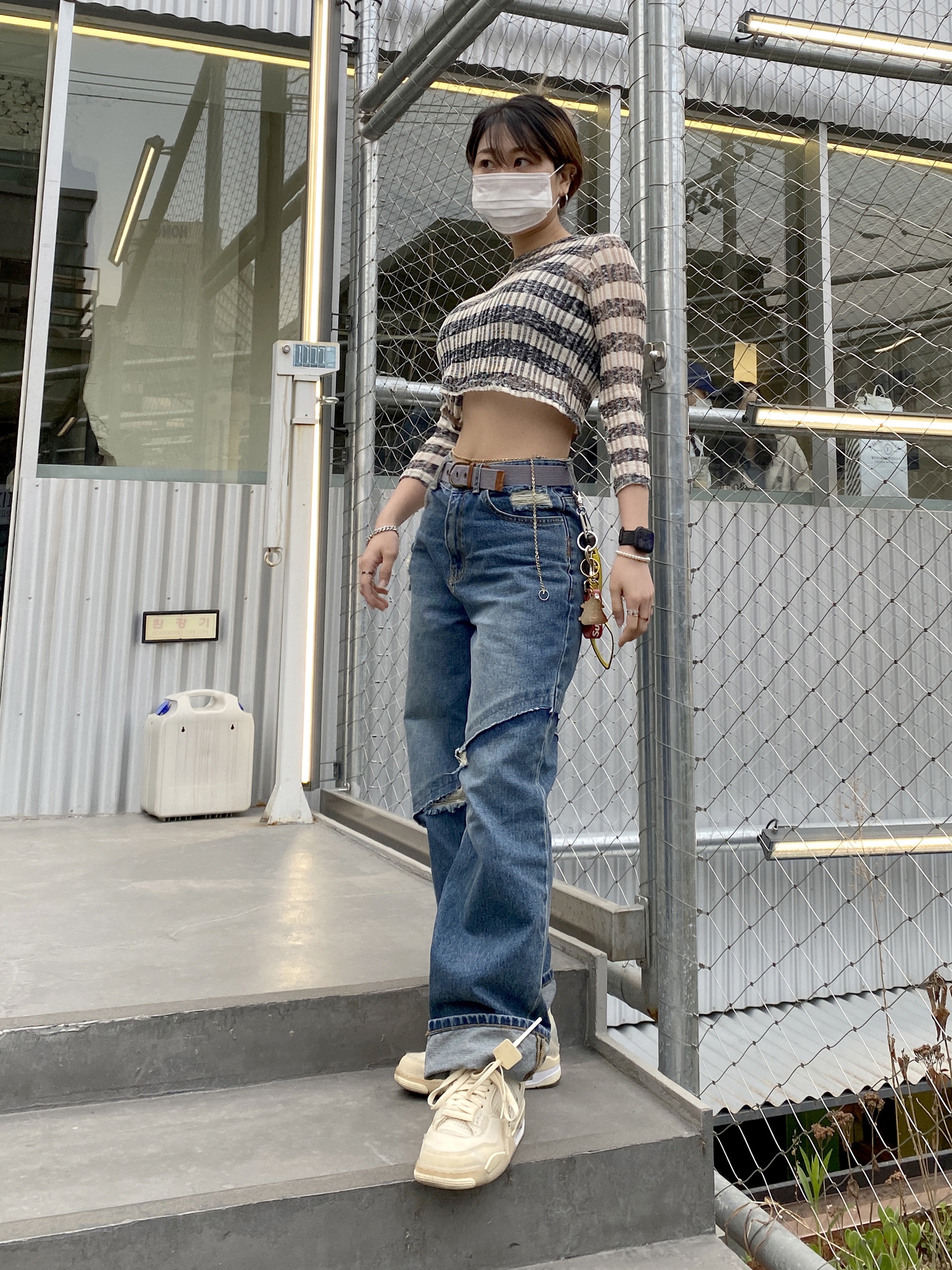 (W) Jordan 4 x Off-White Retro SP Sail, Supreme Leather Key Loop Red - 21SS 착용 스타일 - 3