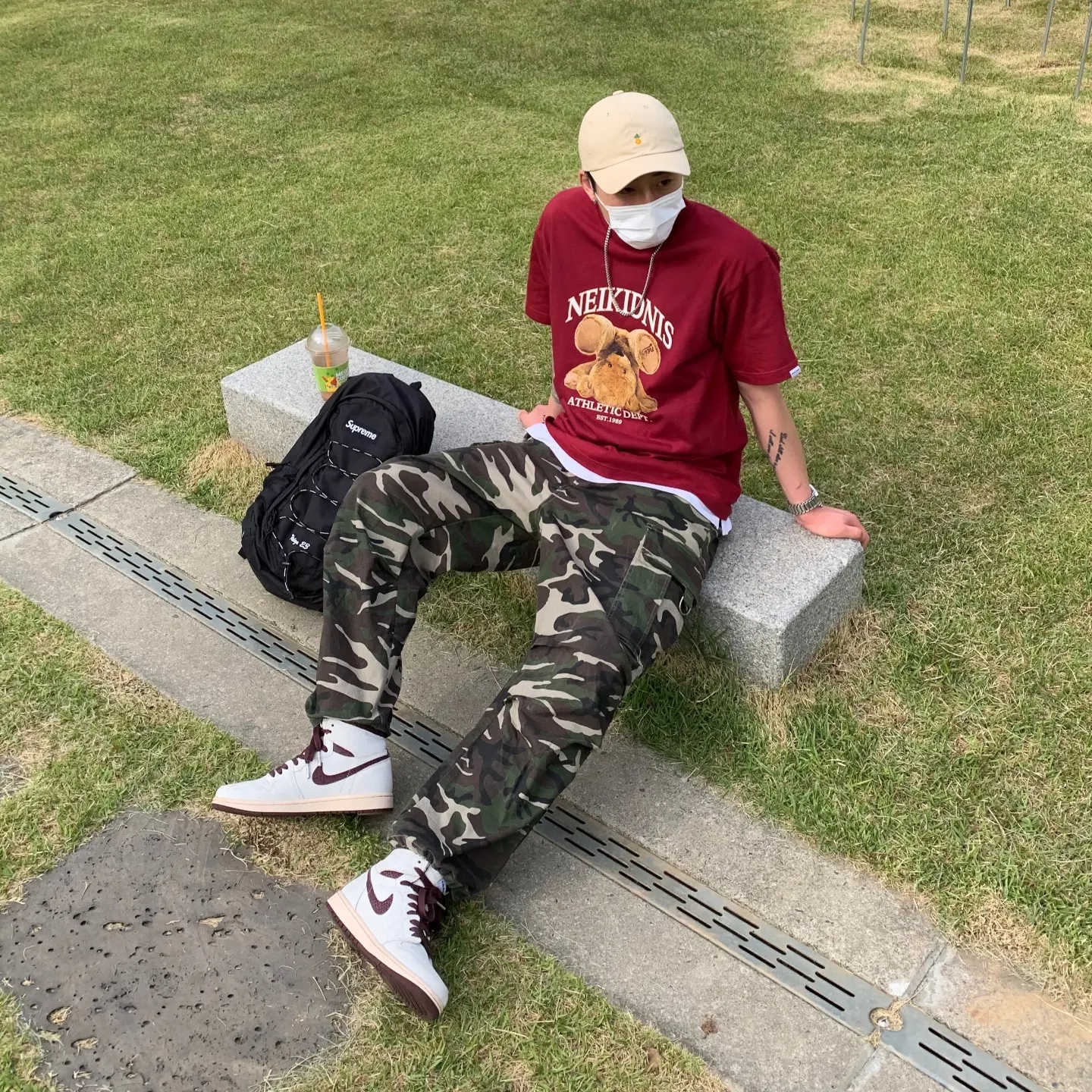 Supreme Backpack Black - 22SS, Jordan 1 x A Ma Maniere Retro High OG SP Sail and Burgundy 착용 스타일 - 1