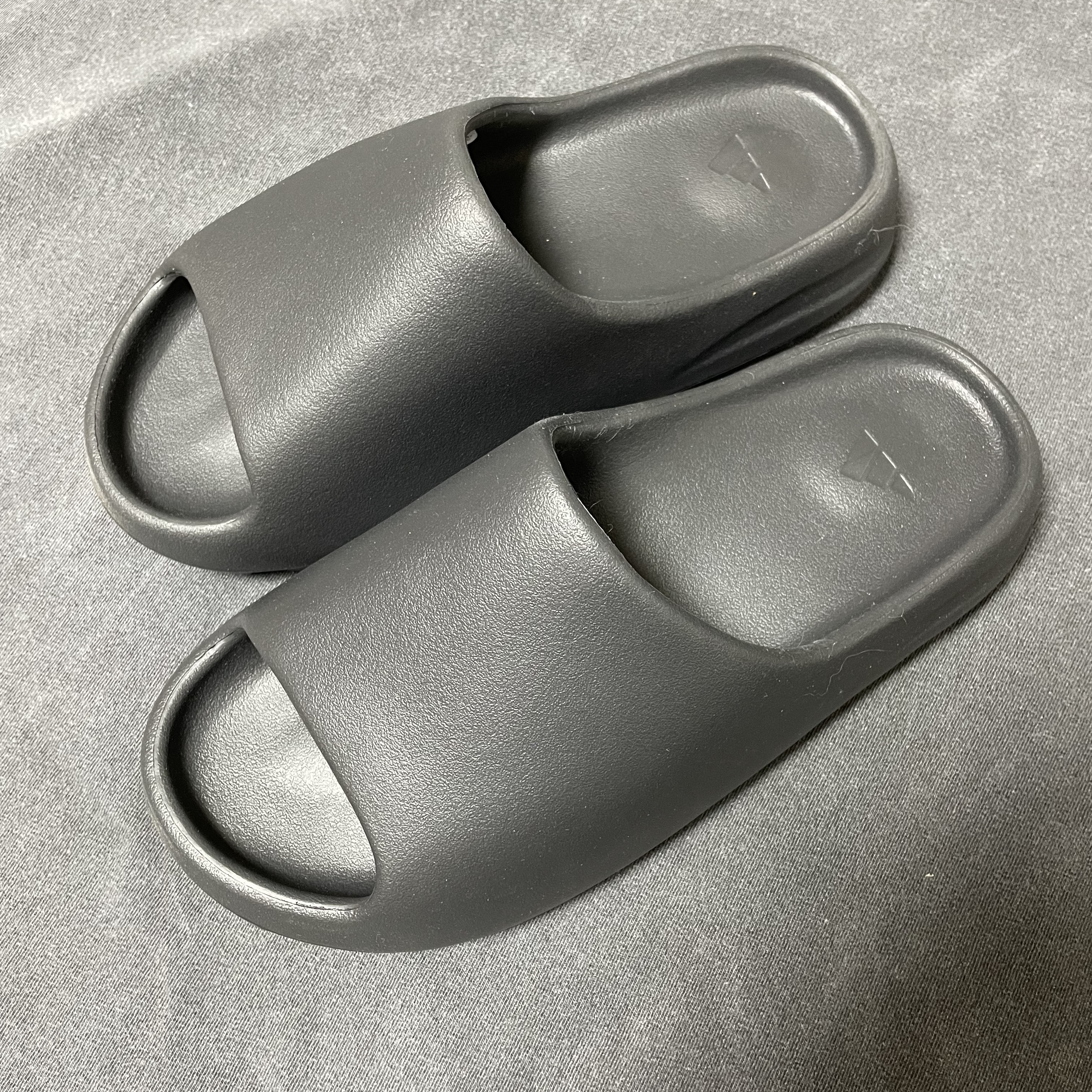 Adidas Yeezy Slide Onyx 착용 스타일 - 1