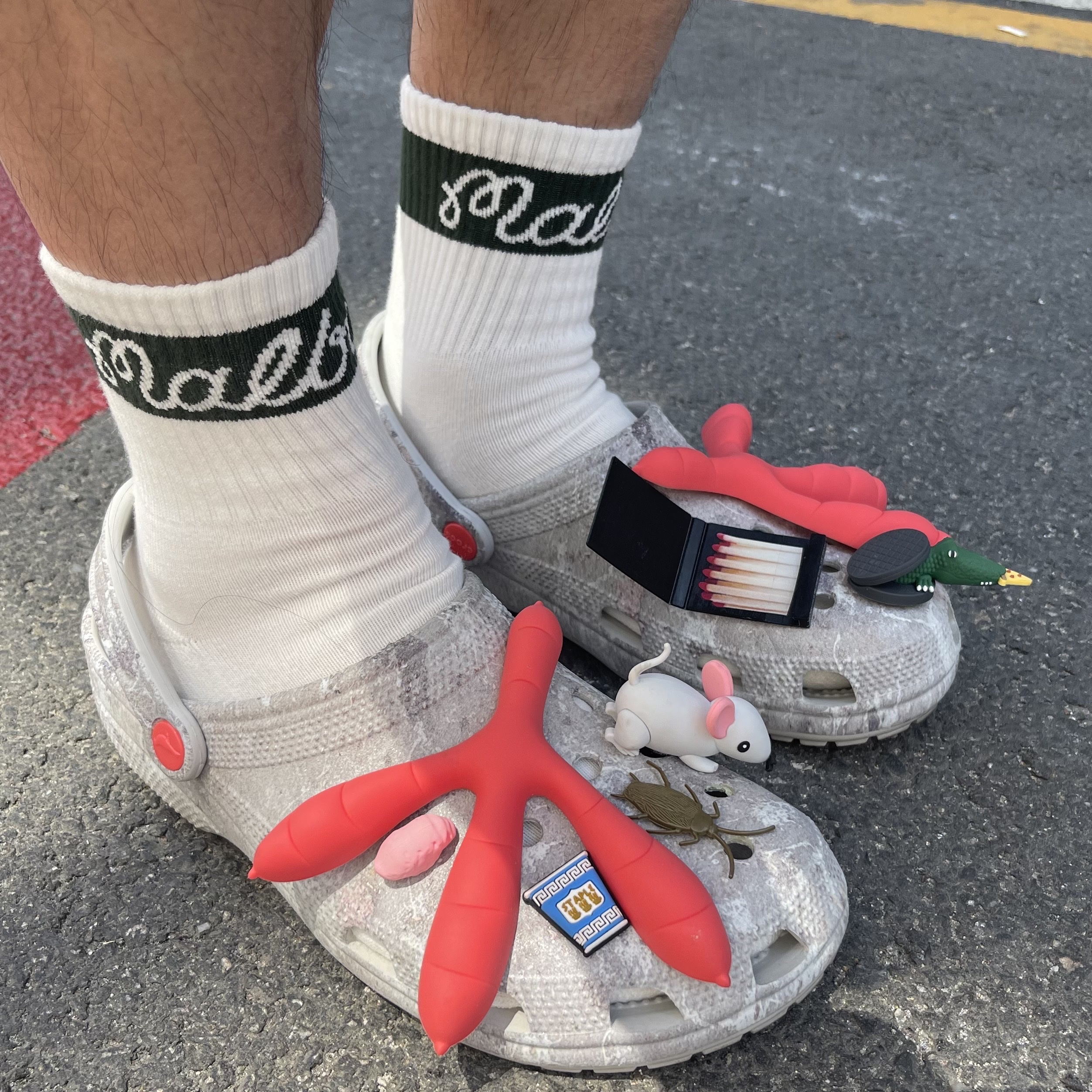 Crocs x Staple Classic Clog Grey Red, (W) Malbon Golf M Script Knee Socks White 착용 스타일