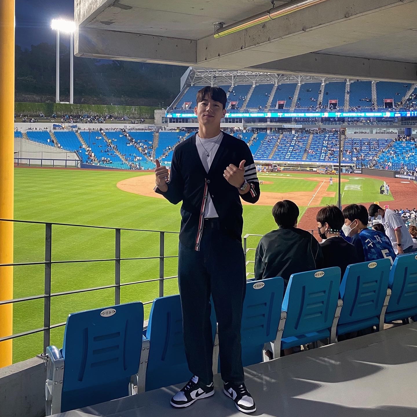 Thom Browne Classic Merino Wool Cardigan Navy, Nike Dunk Low Retro Black 착용 스타일