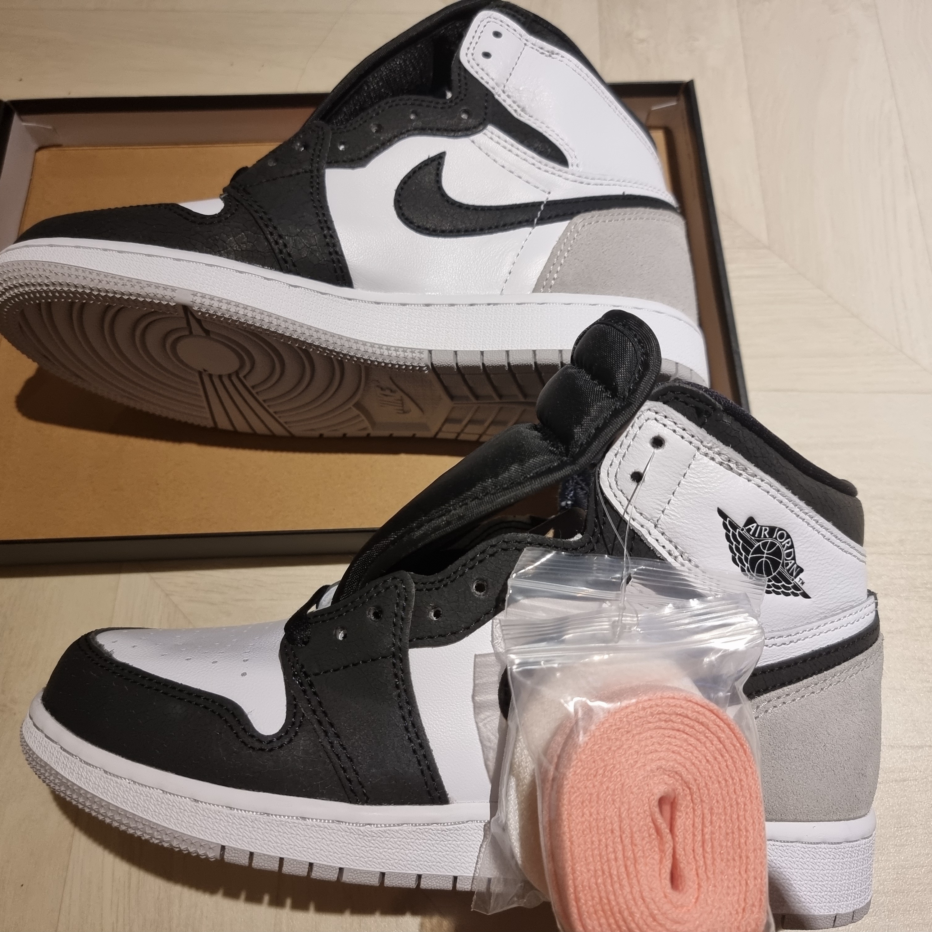 (GS) Jordan 1 Retro High OG Bleached Coral 착용 스타일 - 1