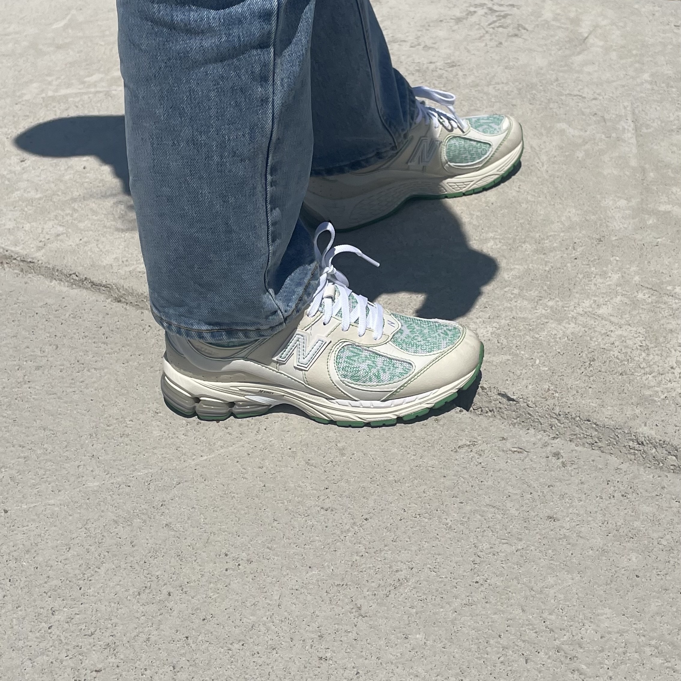 New Balance x Ganni 2002R Turtle Dove Island Green 착용 스타일 - 2