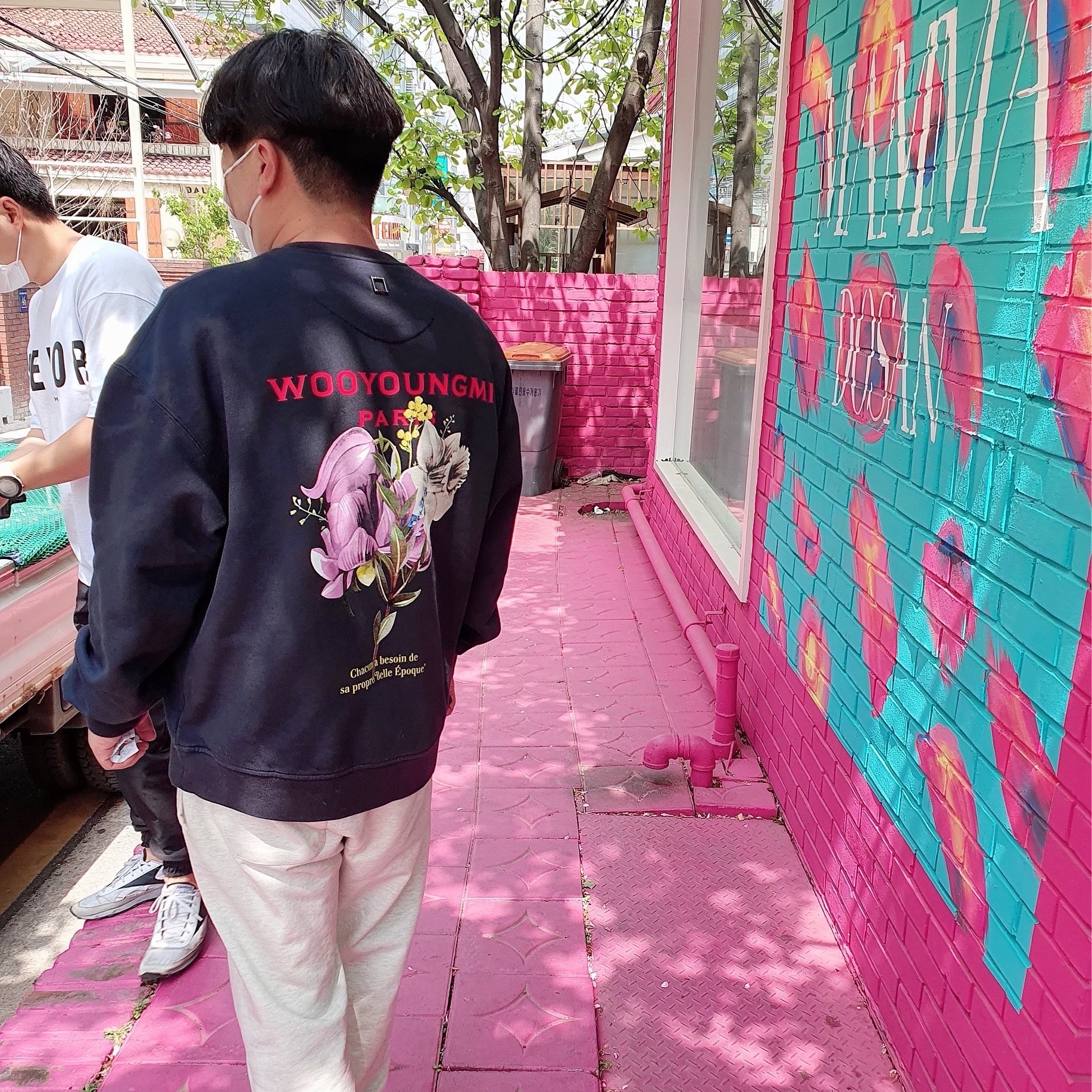 Wooyoungmi Flower Print Back Logo Sweatshirt Navy - 22SS 착용 스타일