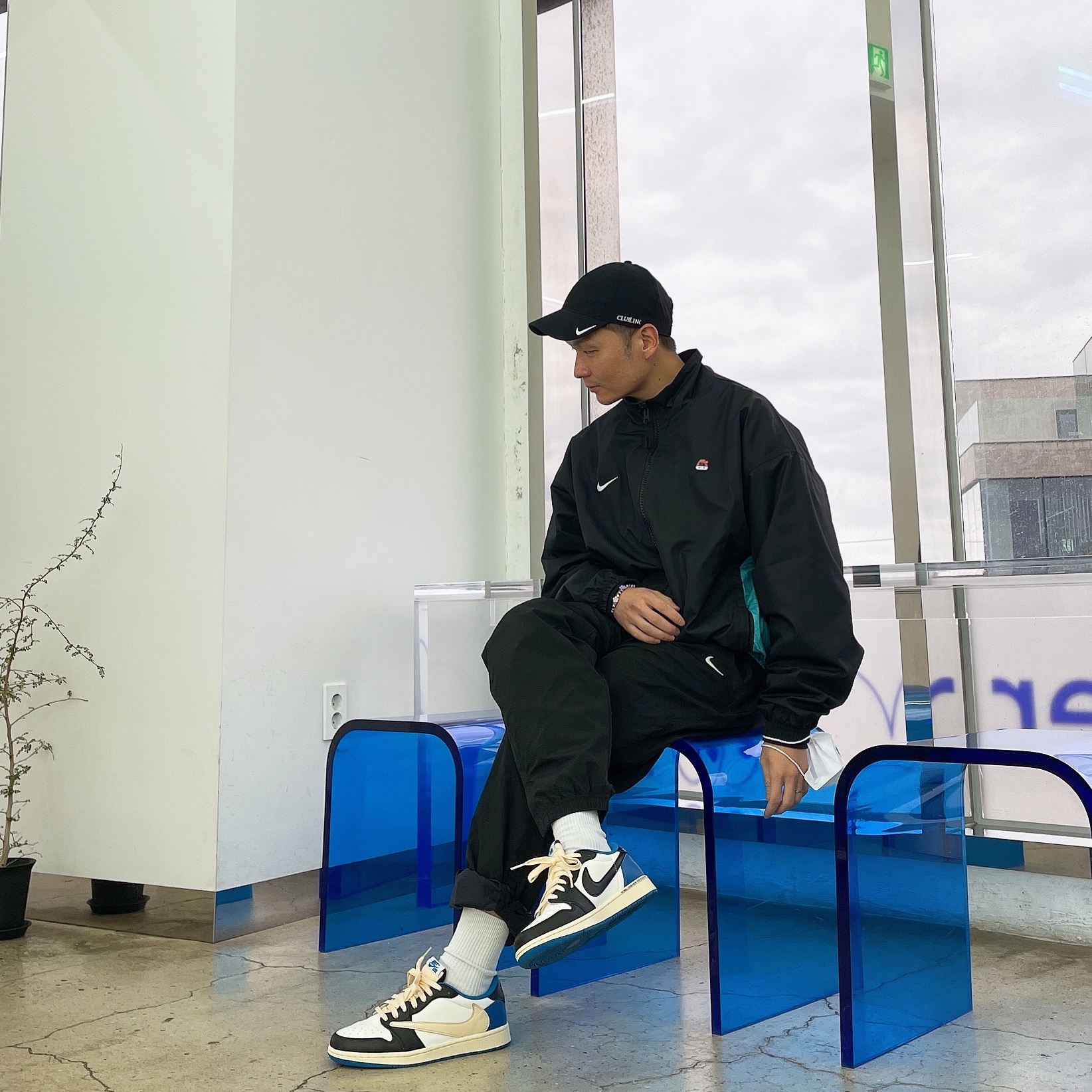 Jordan 1 x Travis Scott x Fragment Retro Low OG SP Military Blue, Nike M NRG Track Pants Black 착용 스타일