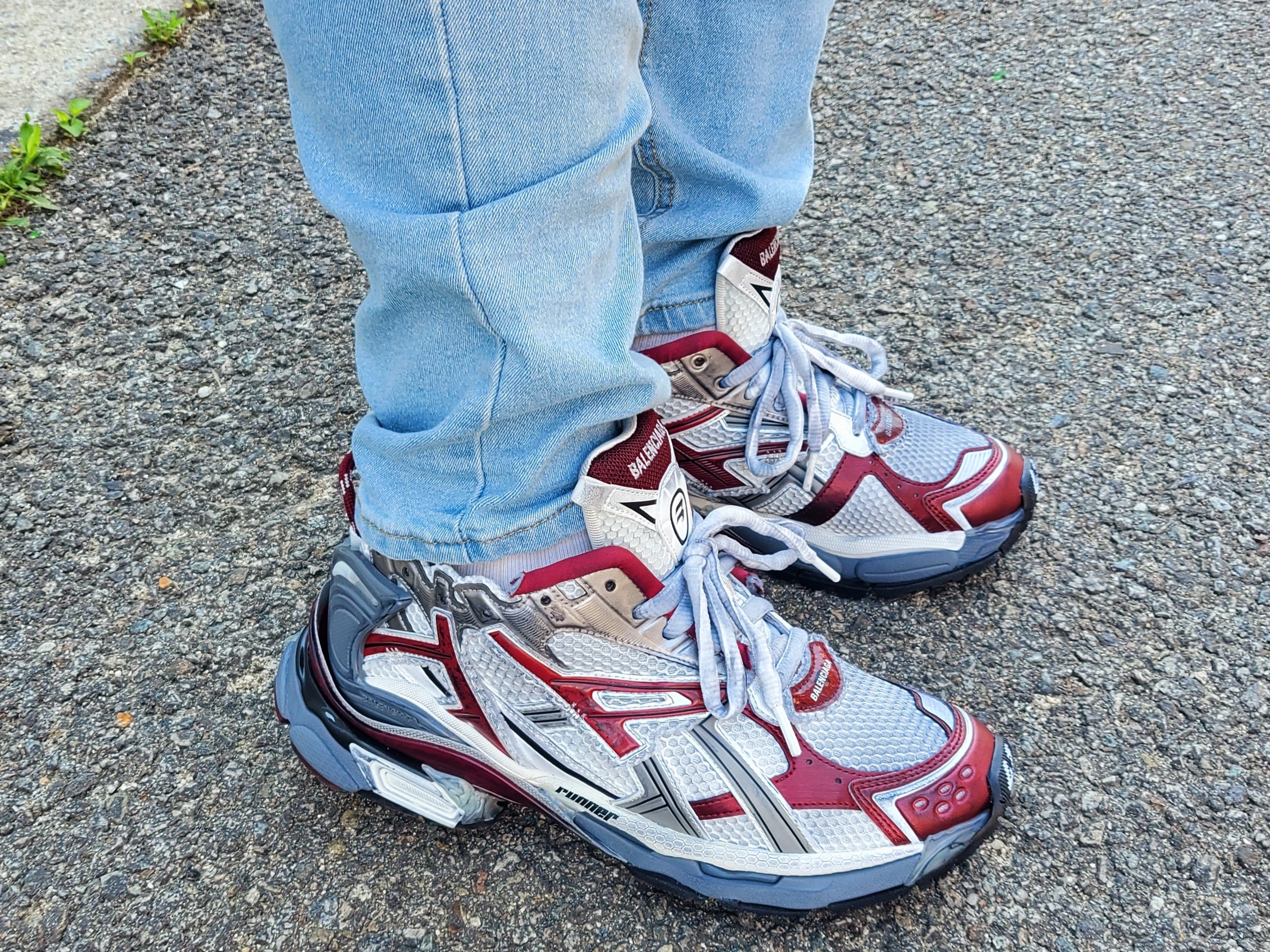 Balenciaga Runner Sneakers Grey Burgundy 착용 스타일 - 1