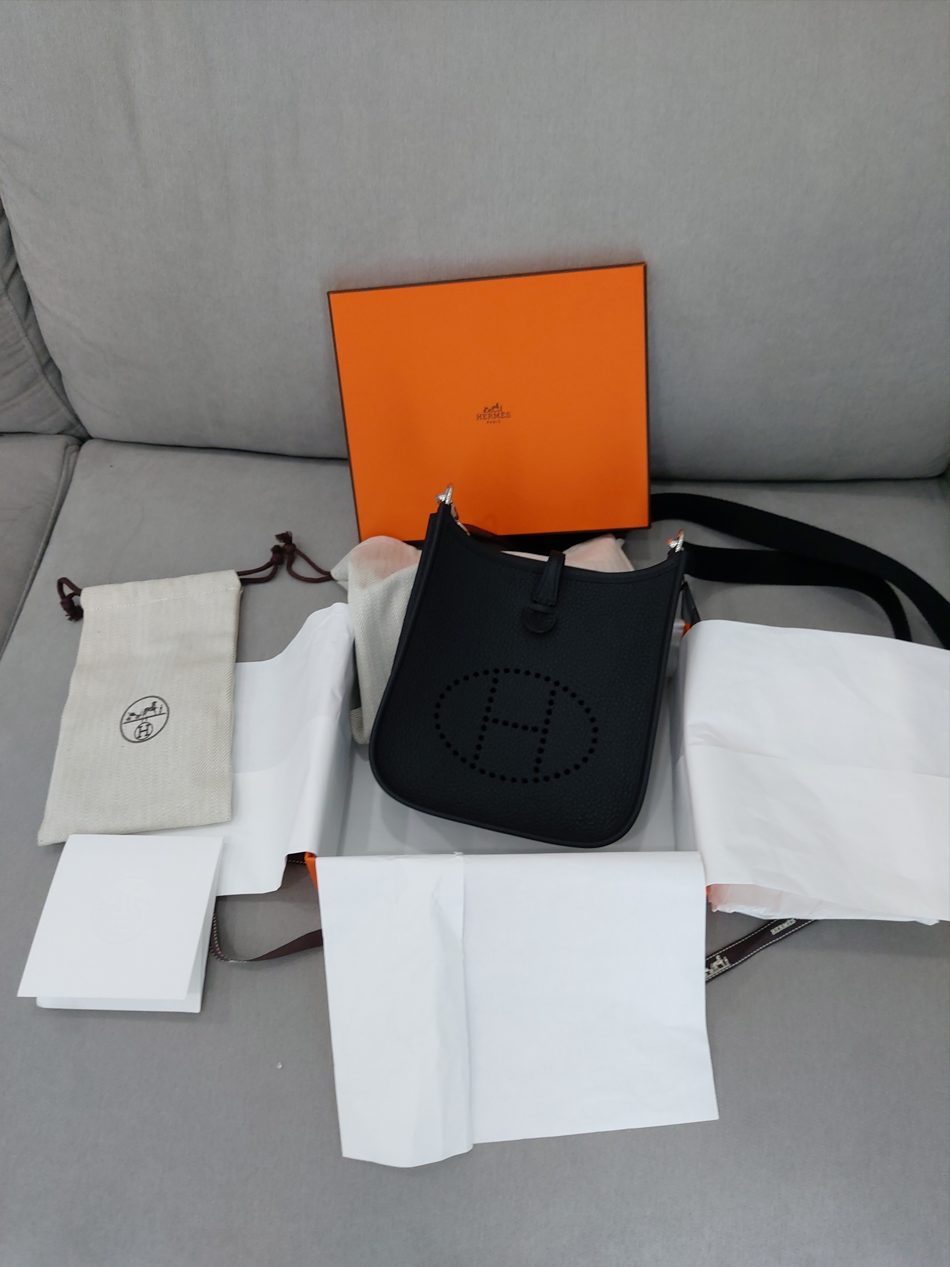 Hermes Evelyne 16 Amazone Bag Clemence & Palladium Noir 착용 스타일