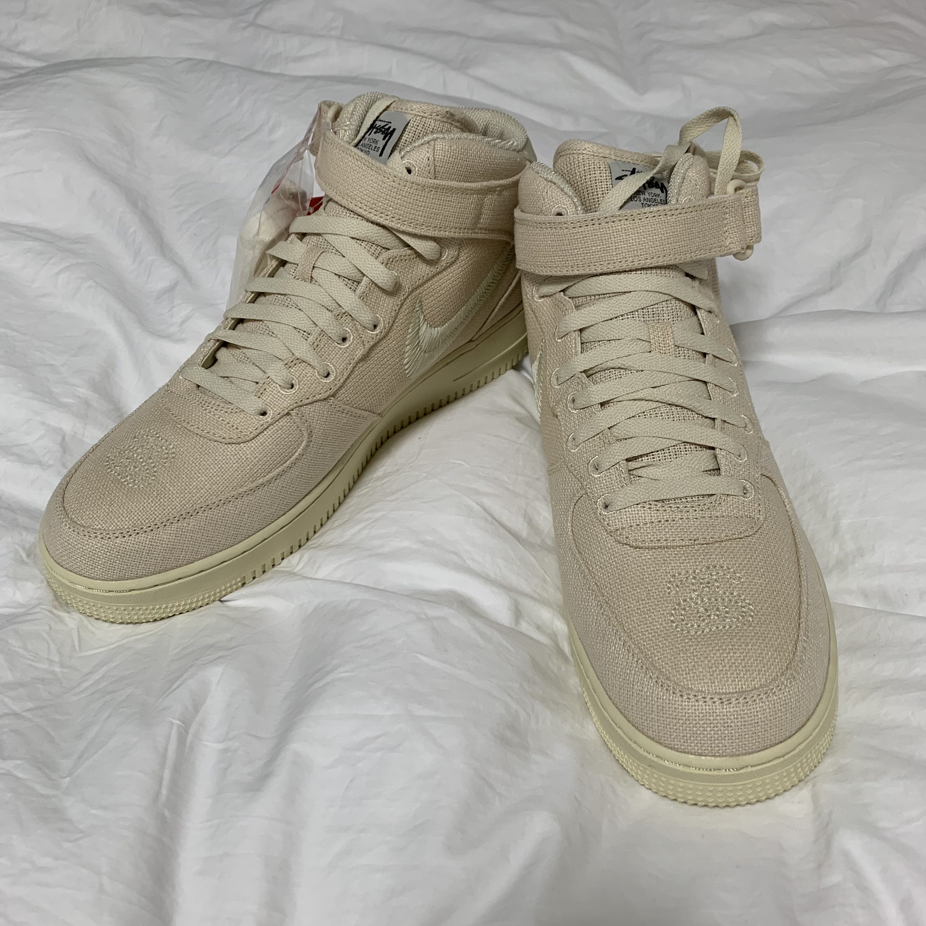 Nike x Stussy Air Force 1 '07 Mid SP Fossil, Nike x Stussy Air Force 1 '07 Mid SP Black 착용 스타일 - 1