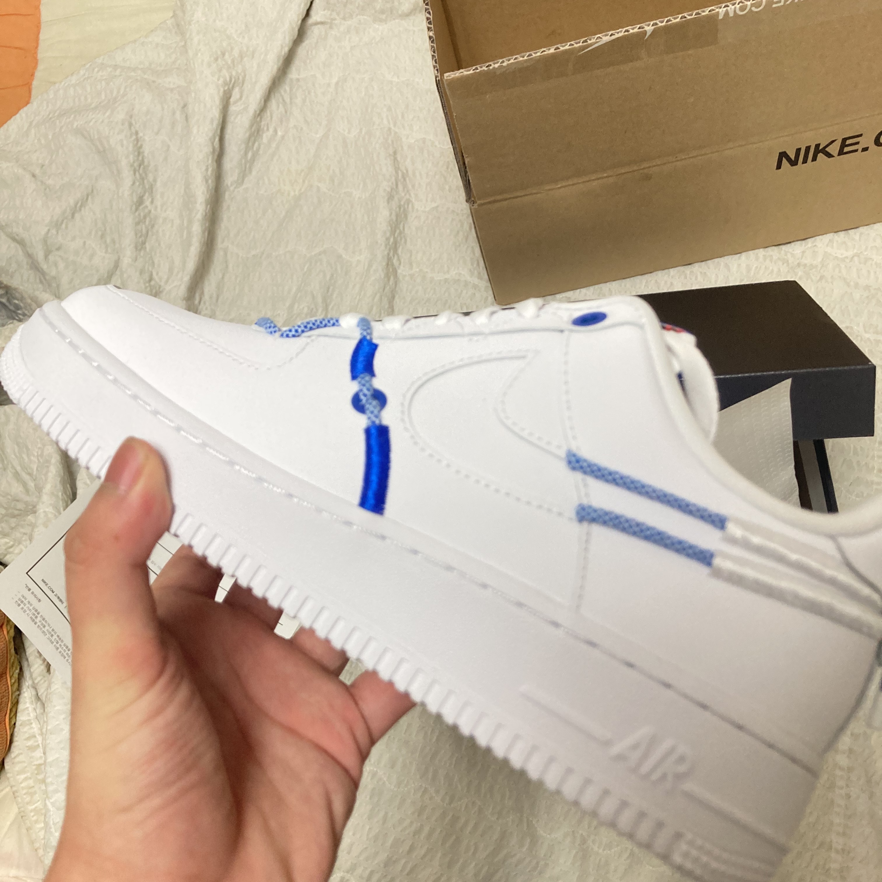 (W) Nike Air Force 1 '07 LX White Safety Orange 착용 스타일 - 3