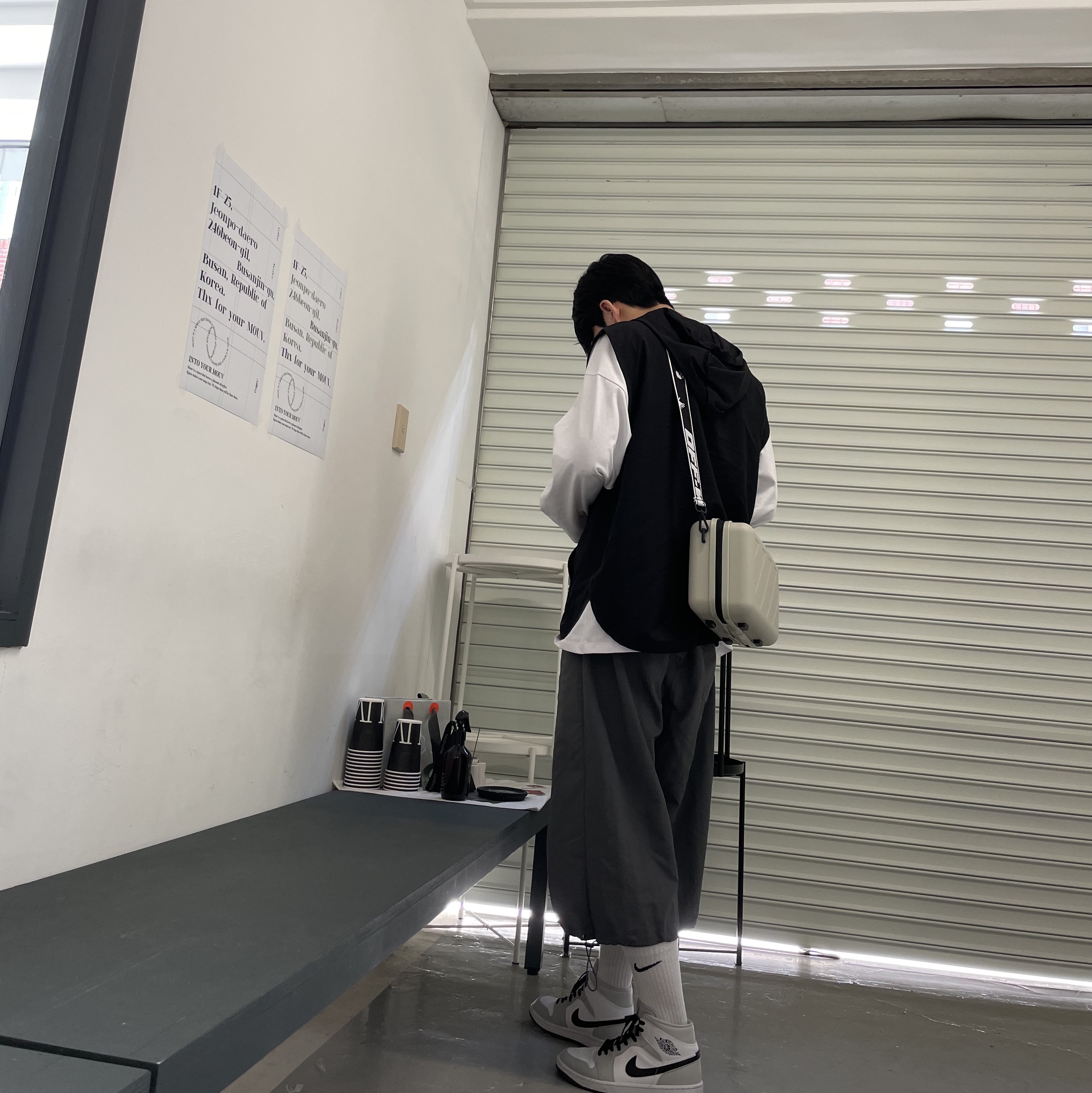 (W) Jordan 1 Mid Grey Fog, Off-White x Amore Pacific Protection Box (Without Cosmetics) 착용 스타일 - 2