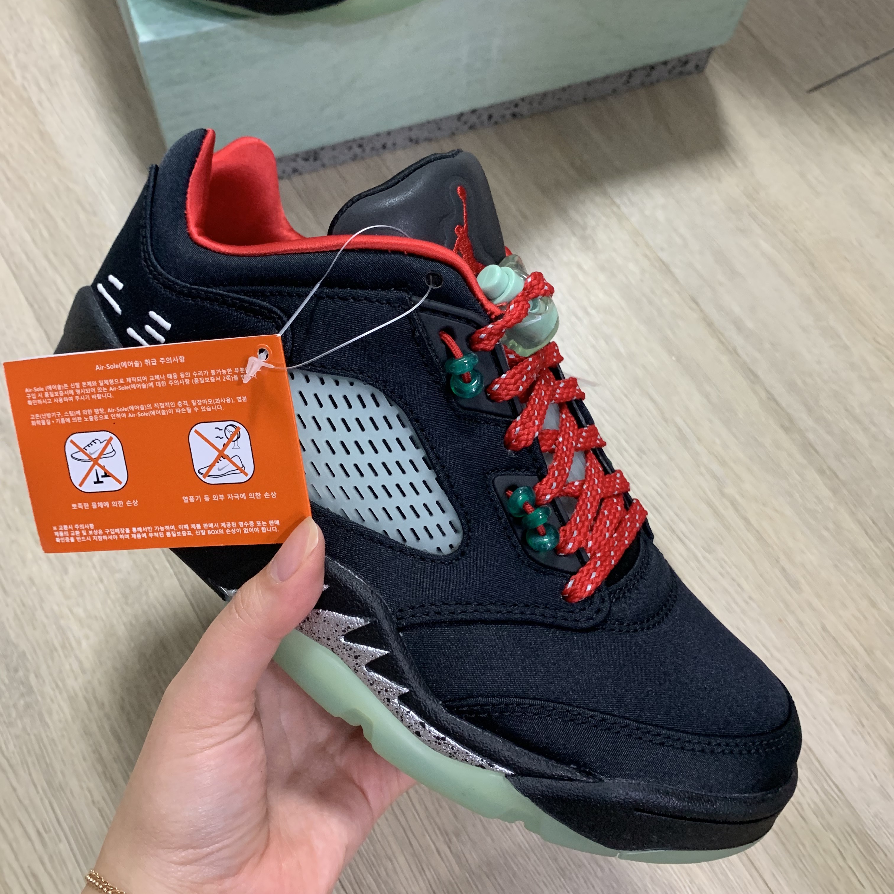 Jordan 5 x Clot Retro Low SP Anthracite 착용 스타일 - 3