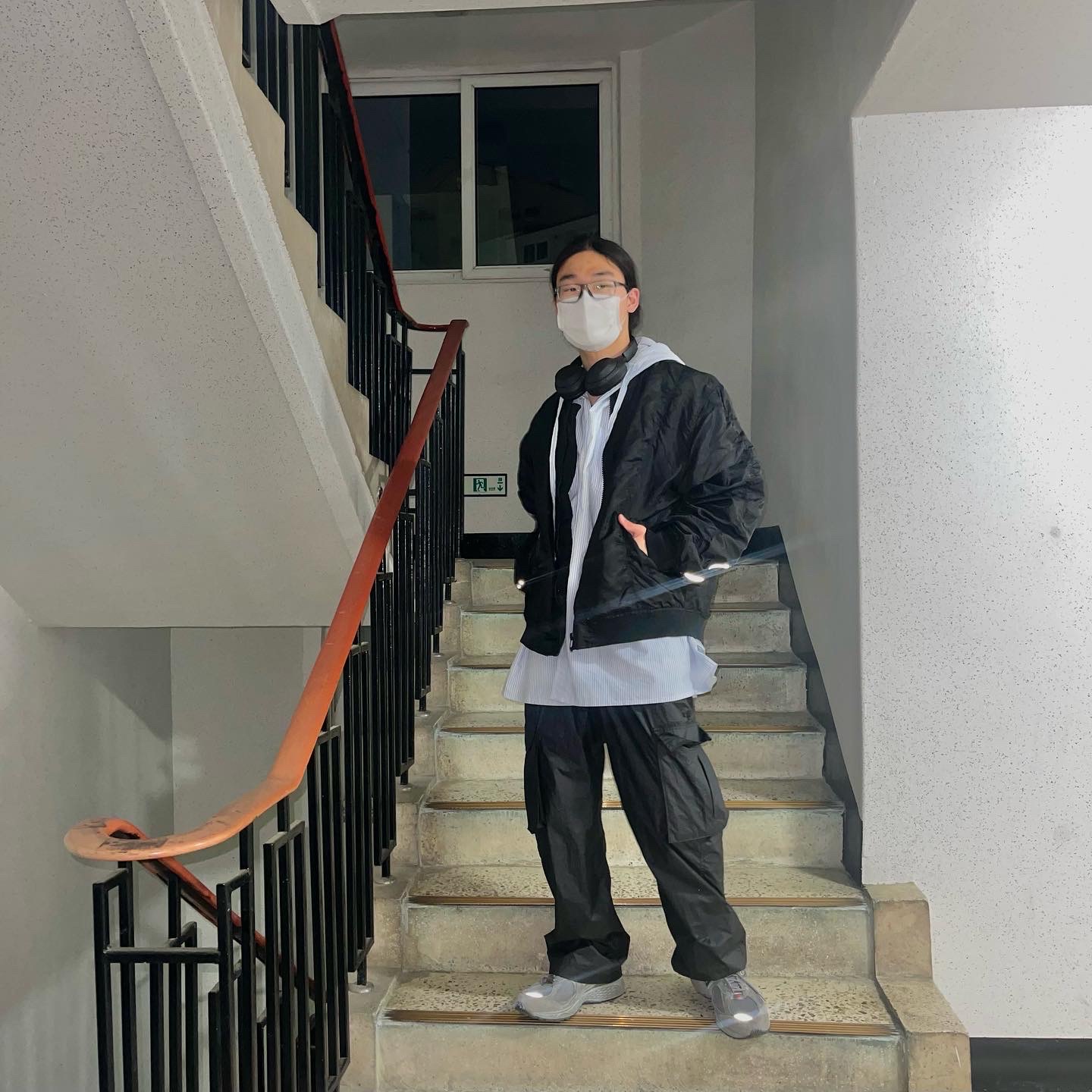 New Balance 2002R Premium Vintage Grey 착용 스타일 - 4