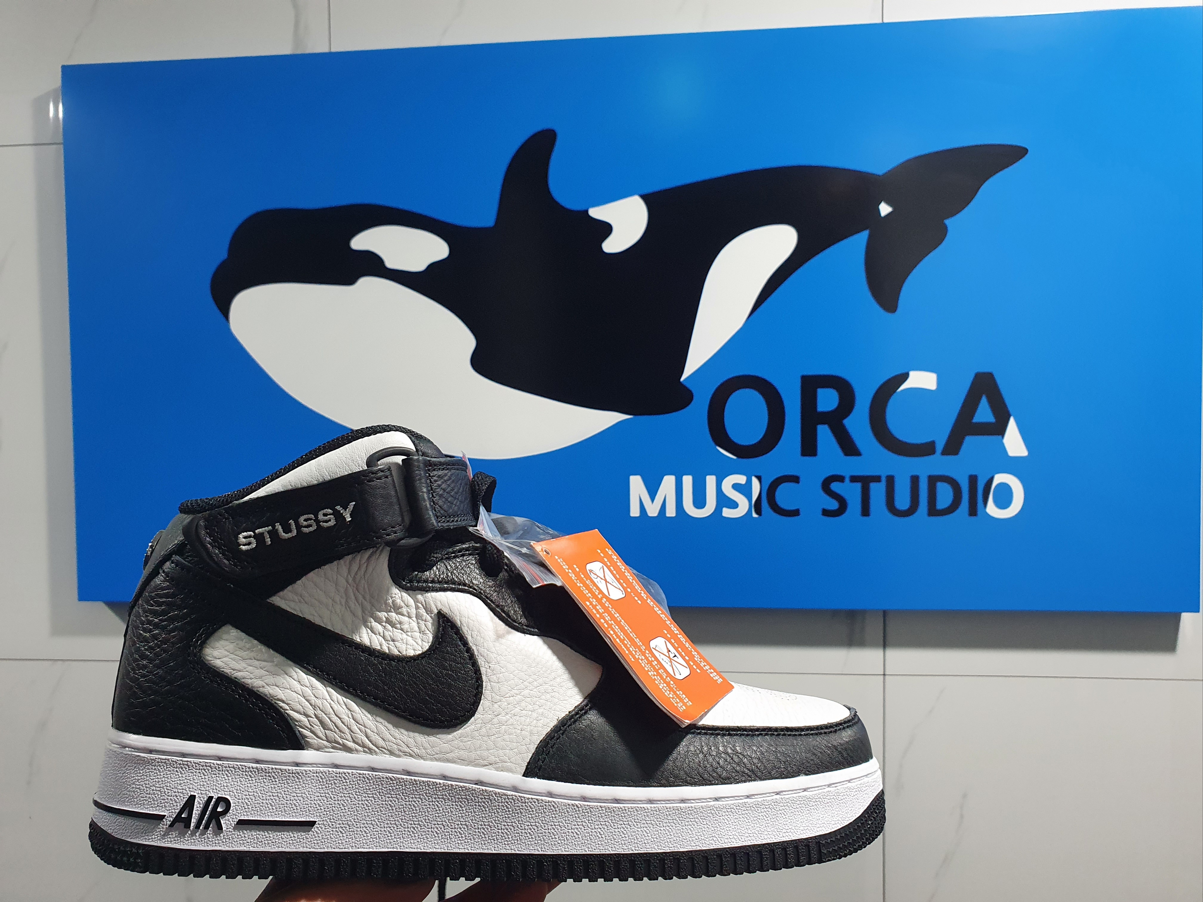 Nike x Stussy Air Force 1 '07 Mid SP Black and Light Bone 착용 스타일 - 1