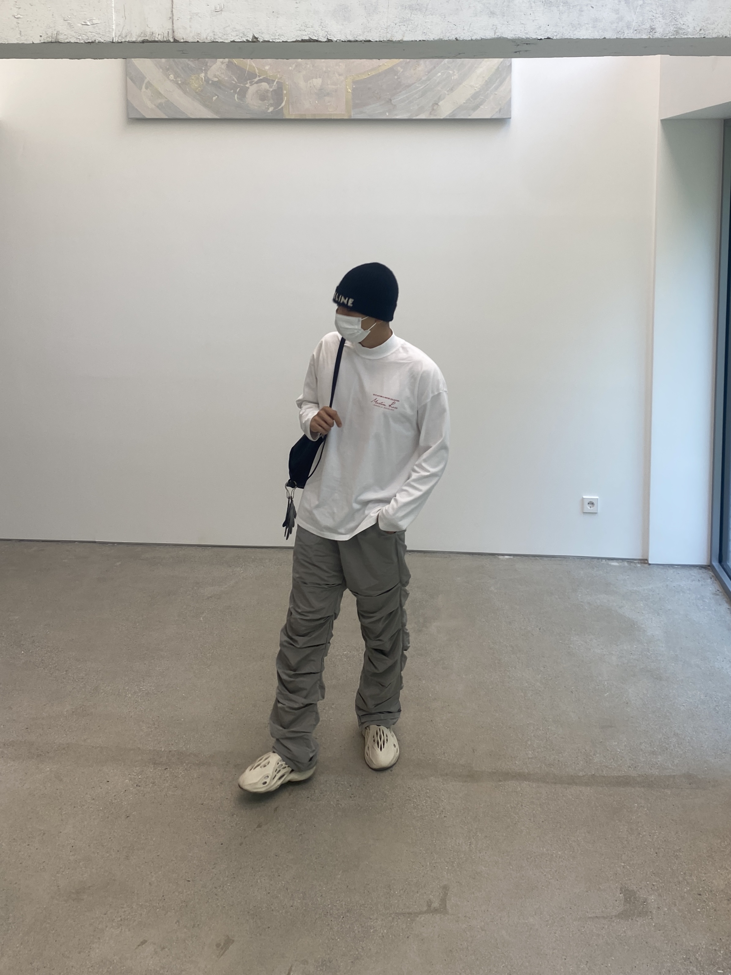 Celine Embroidered Knit Wool Beanie Black, Adidas Yeezy Foam RNNR Sand 착용 스타일 - 3