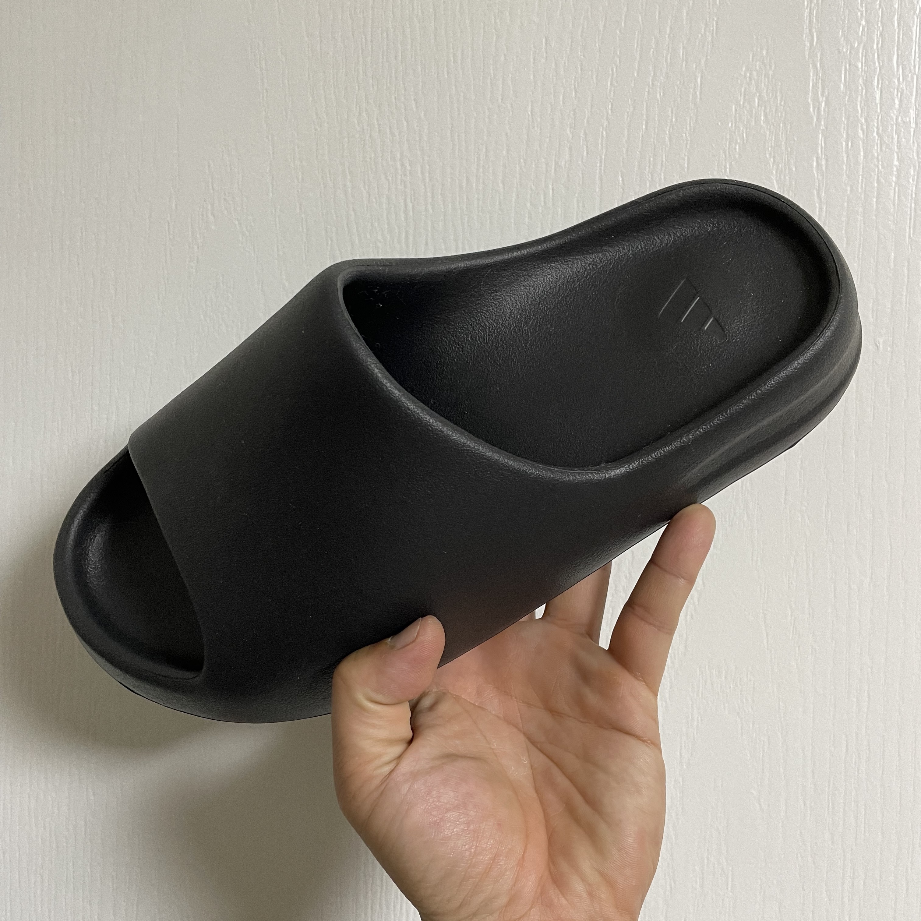 Adidas Yeezy Slide Onyx 착용 스타일 - 3