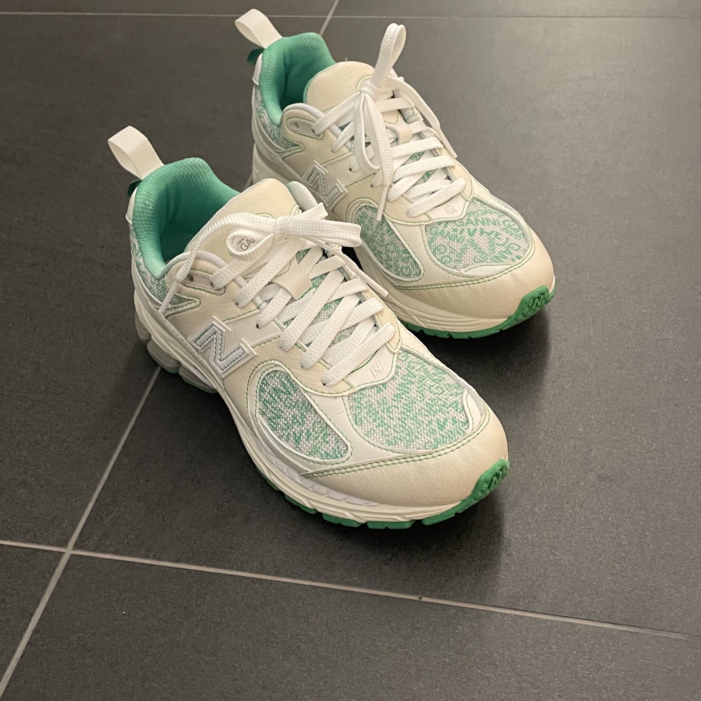 New Balance x Ganni 2002R Turtle Dove Island Green 착용 스타일 - 1
