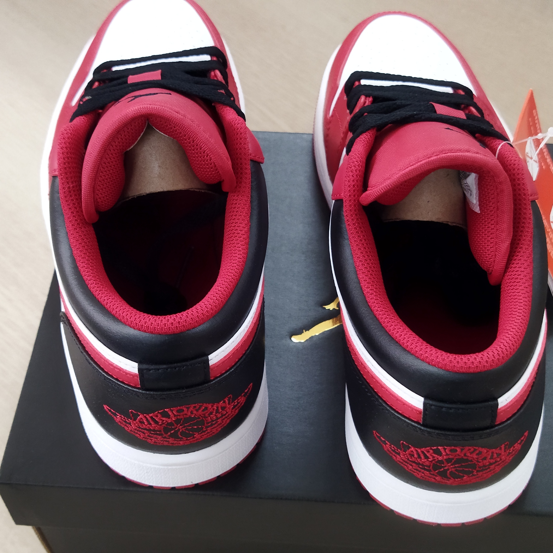 Jordan 1 Low White Gym Red Black 착용 스타일 - 2