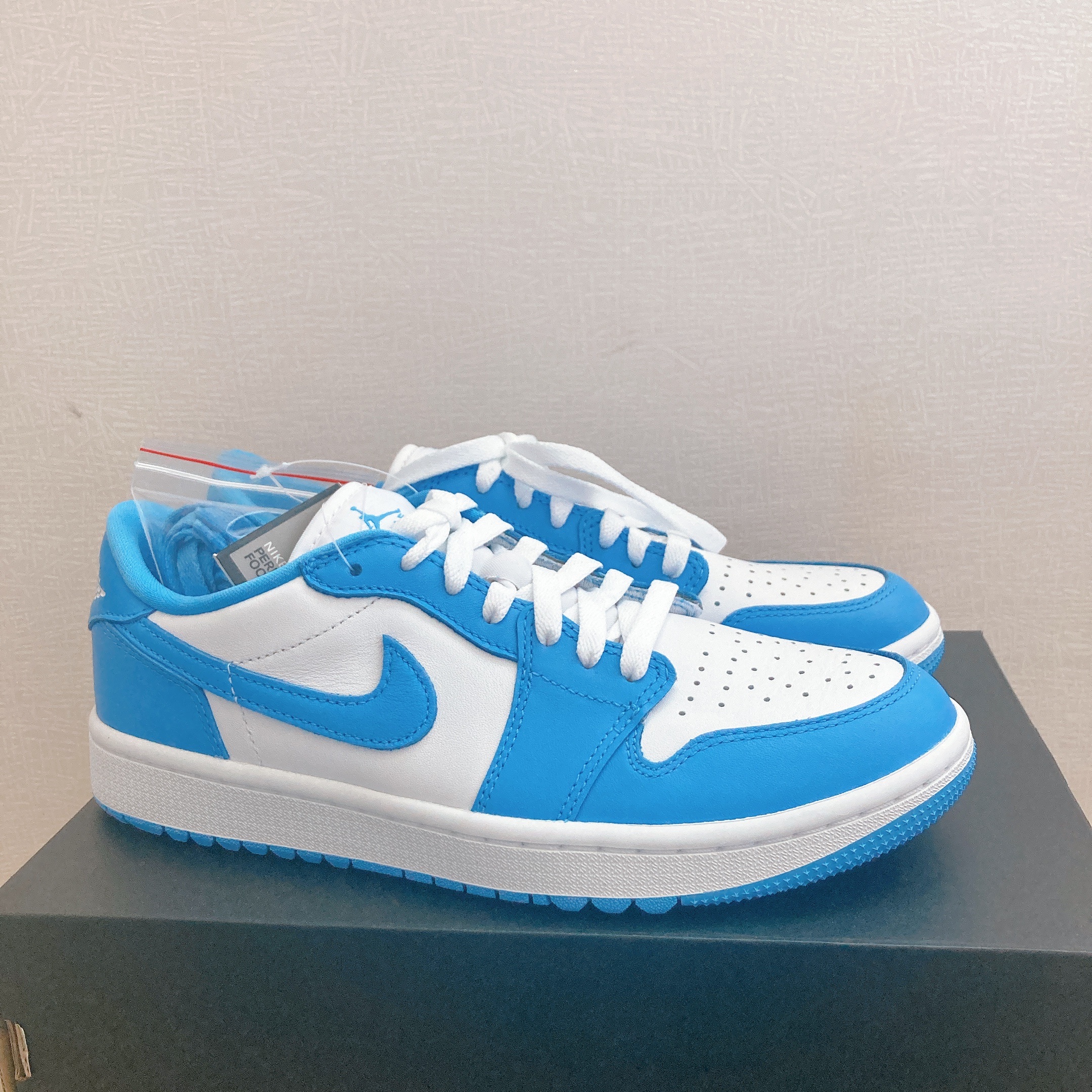 Jordan 1 Low Golf White and University Blue 착용 스타일 - 1
