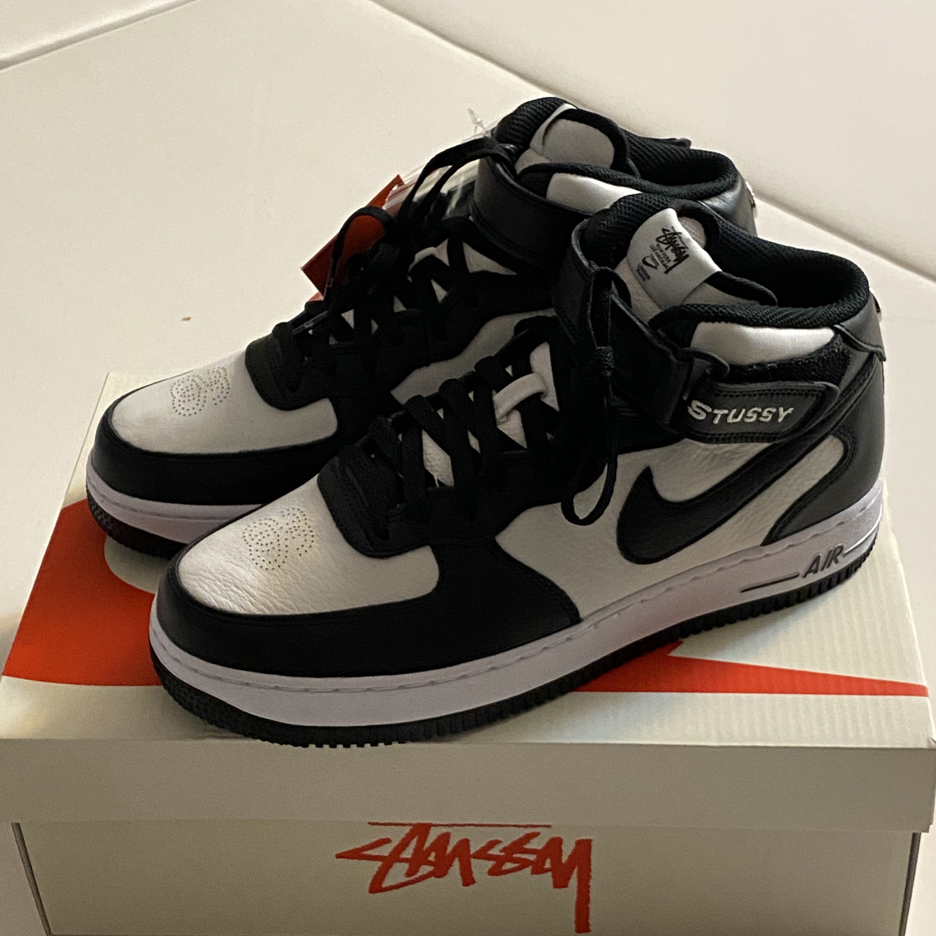 Nike x Stussy Air Force 1 '07 Mid SP Black and Light Bone 착용 스타일