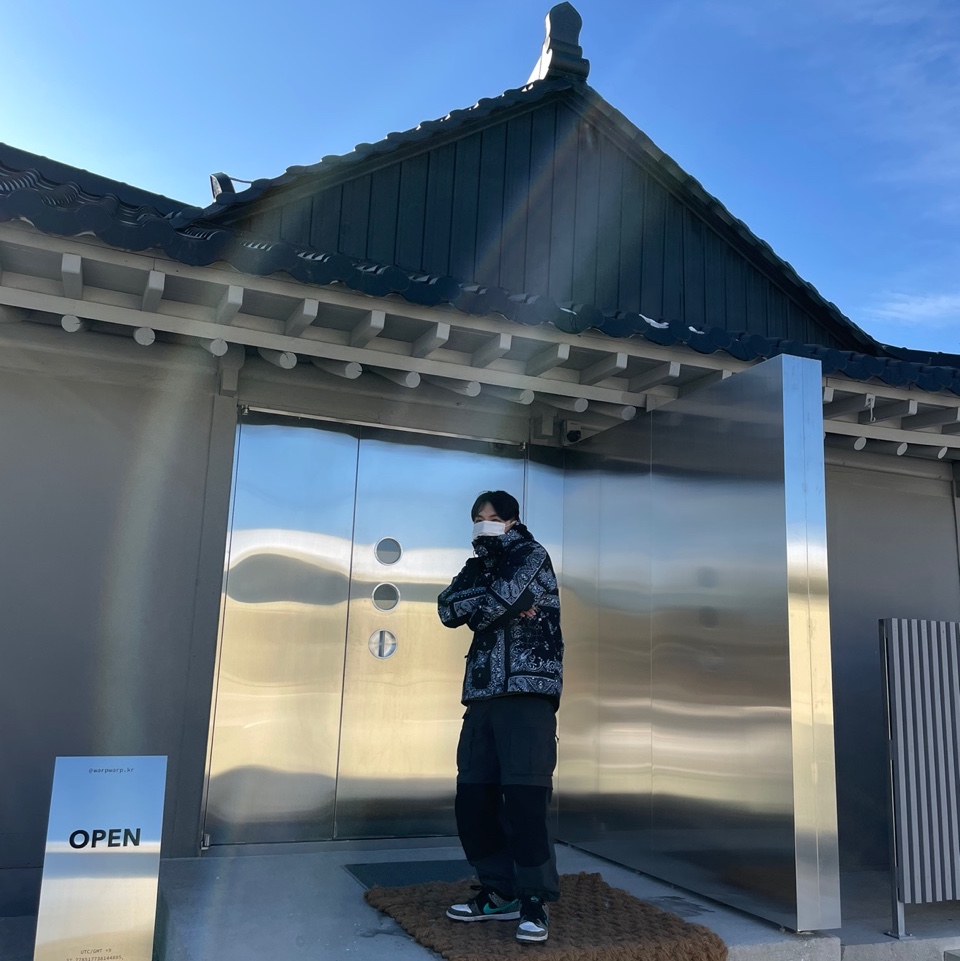The North Face Novelty GTX Mountain Jacket Black, Nike ACG Smith Summit Cargo Pants Dark Smoke Grey - Asia 착용 스타일