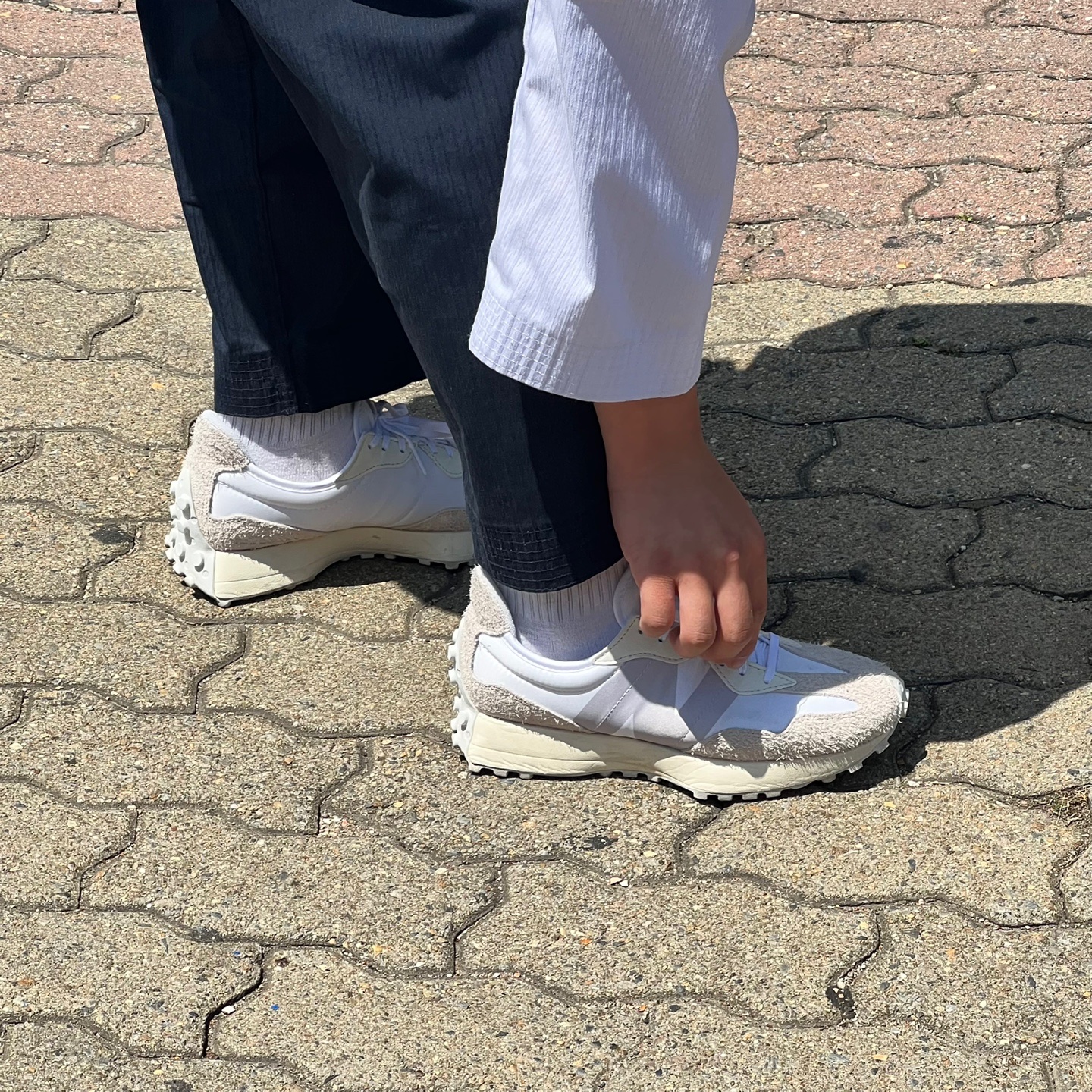 (W) New Balance 327 White Moonbeam 착용 스타일 - 2
