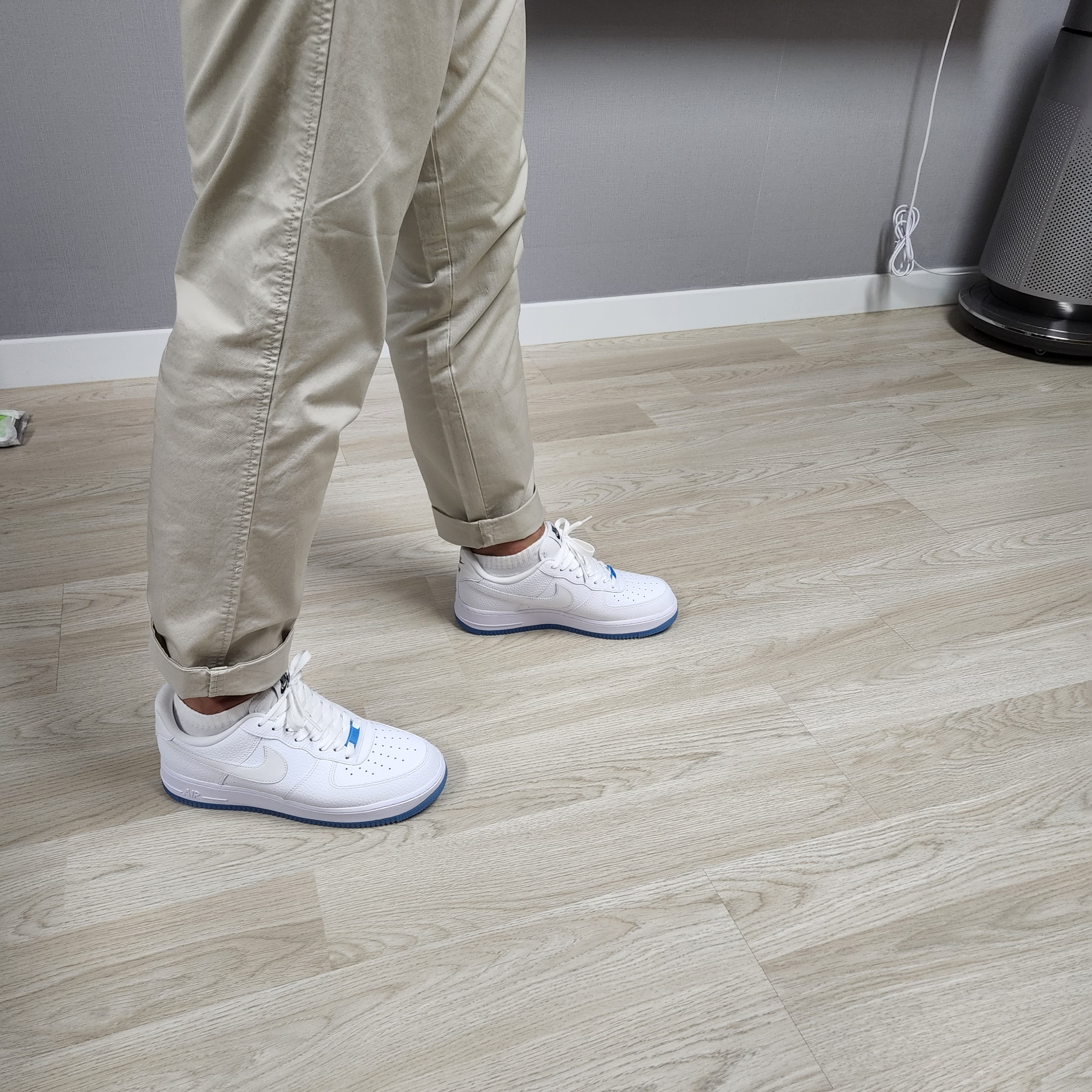 (W) Nike Air Force 1 '07 LX White University Blue 착용 스타일 - 1
