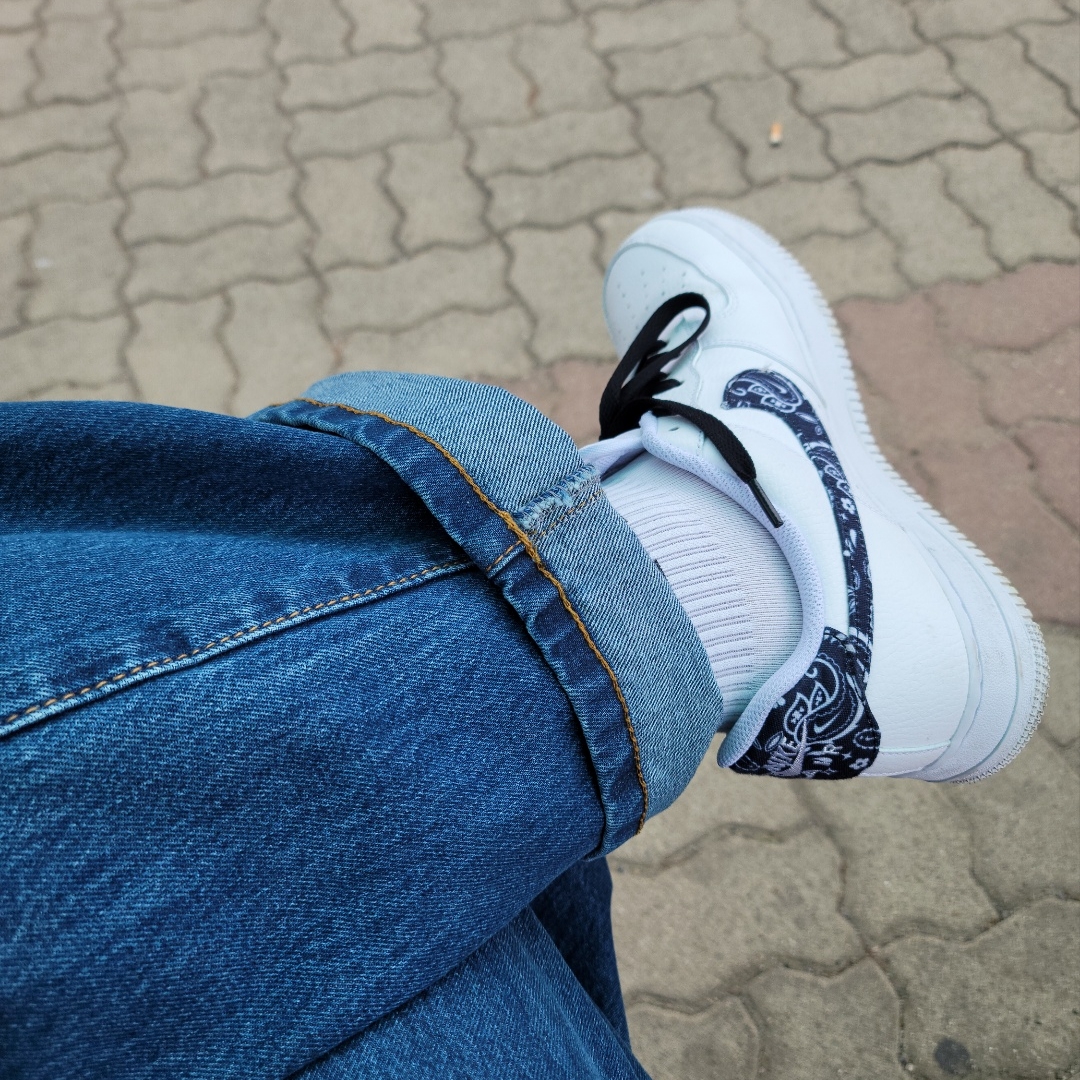 (W) Nike Air Force 1 '07 Essential Paisley Swoosh White Black 착용 스타일 - 3