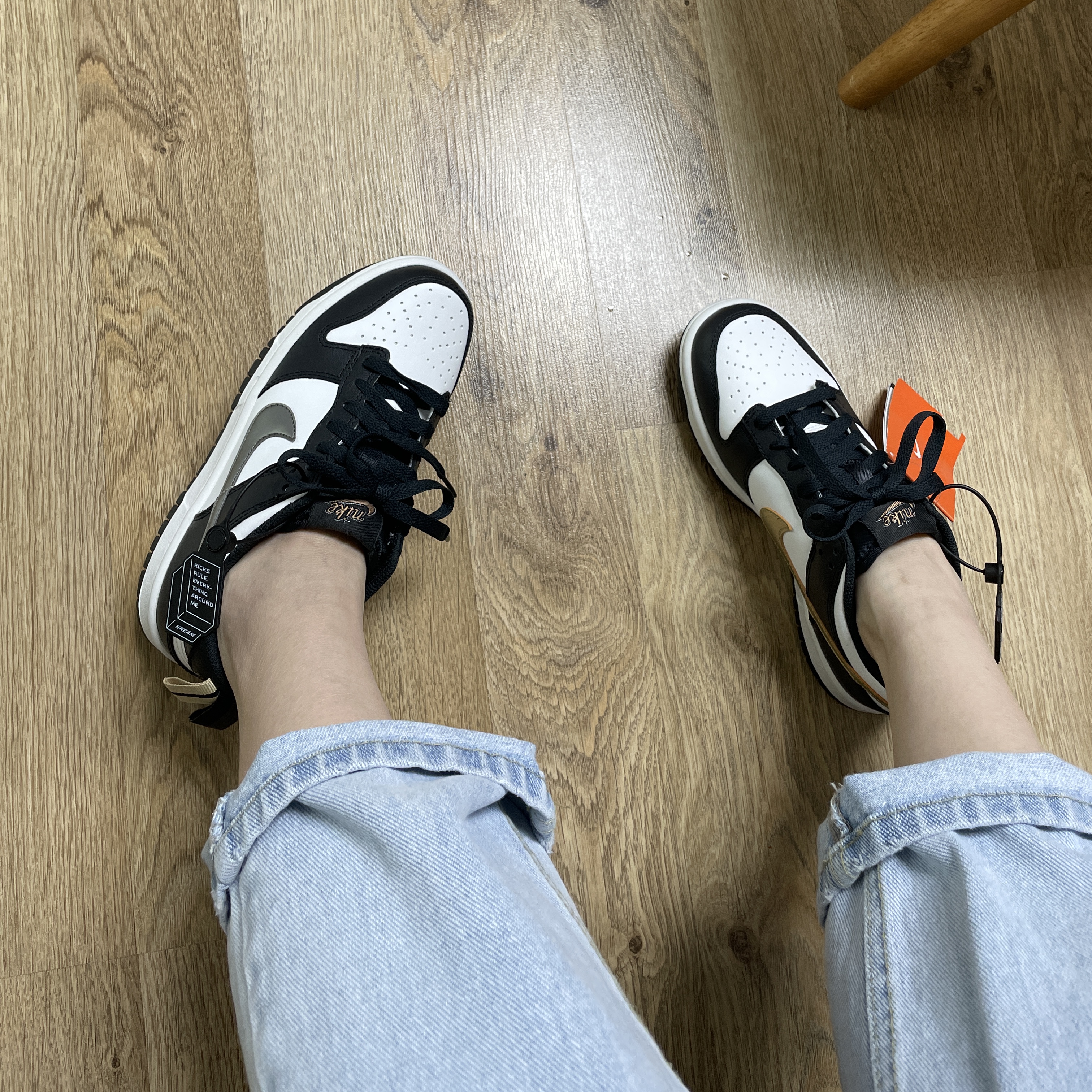 (GS) Nike Dunk Low SE Off Noir Summit White Metallic Pewter 착용 스타일 - 2