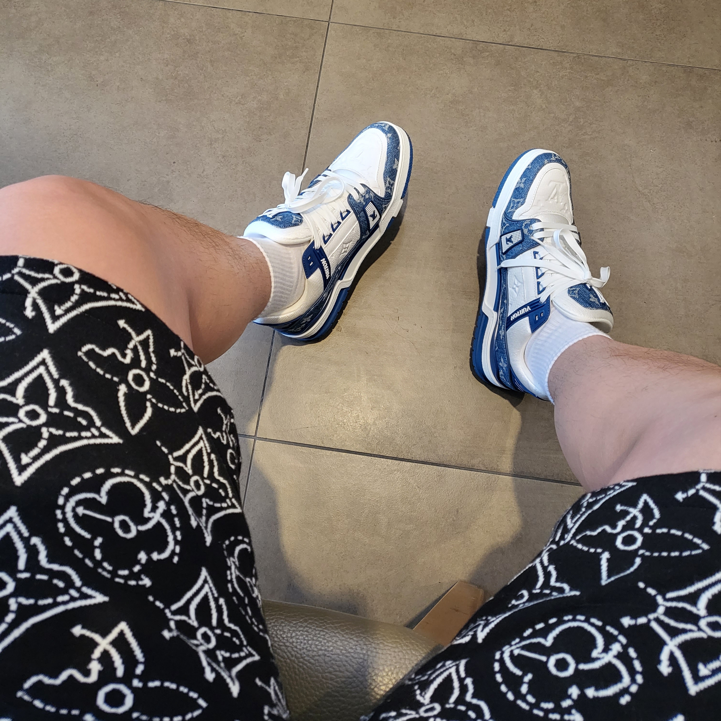 Louis Vuitton LV Trainer Sneakers Monogram Denim Blue 착용 스타일