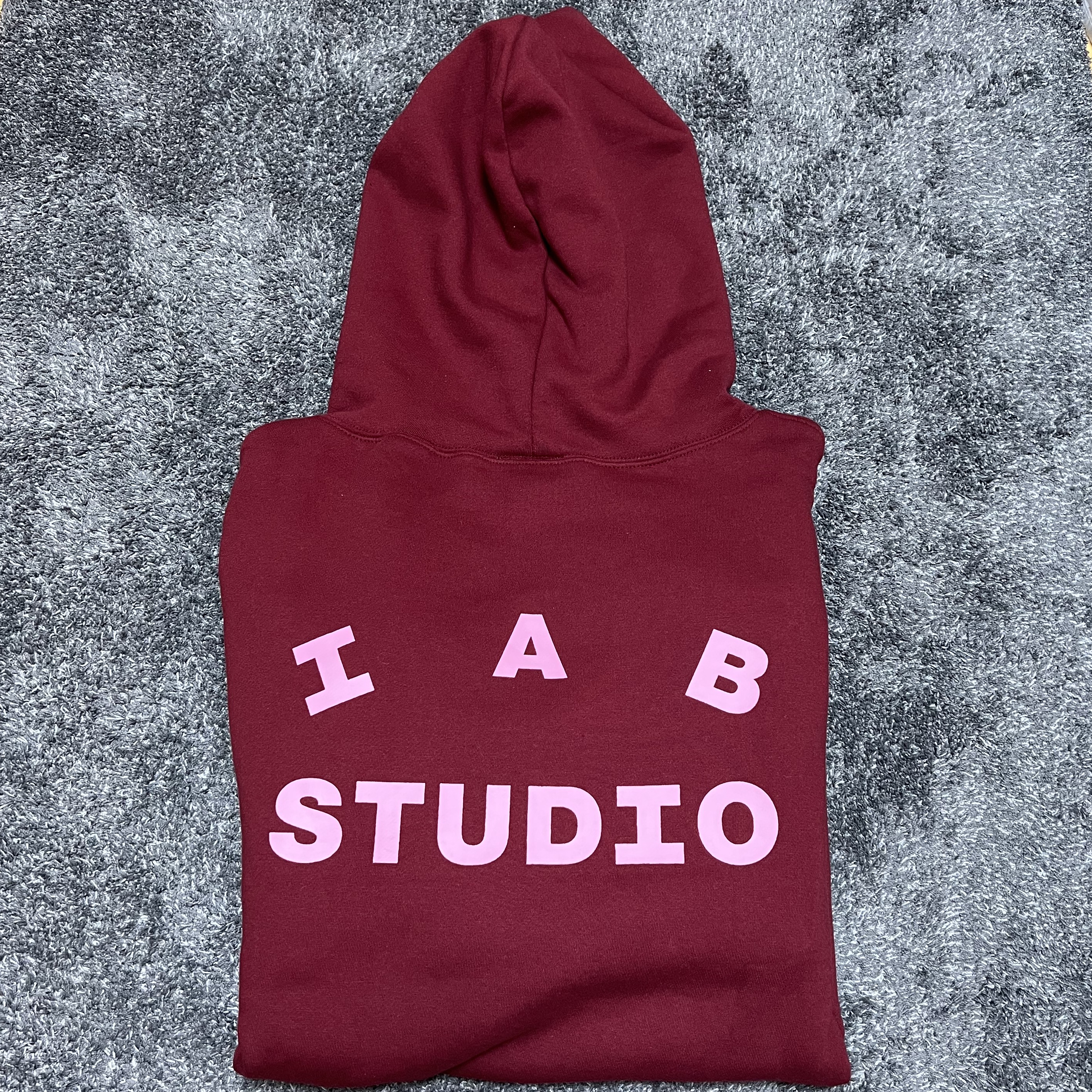 IAB Studio Hoodie Raspberry 착용 스타일