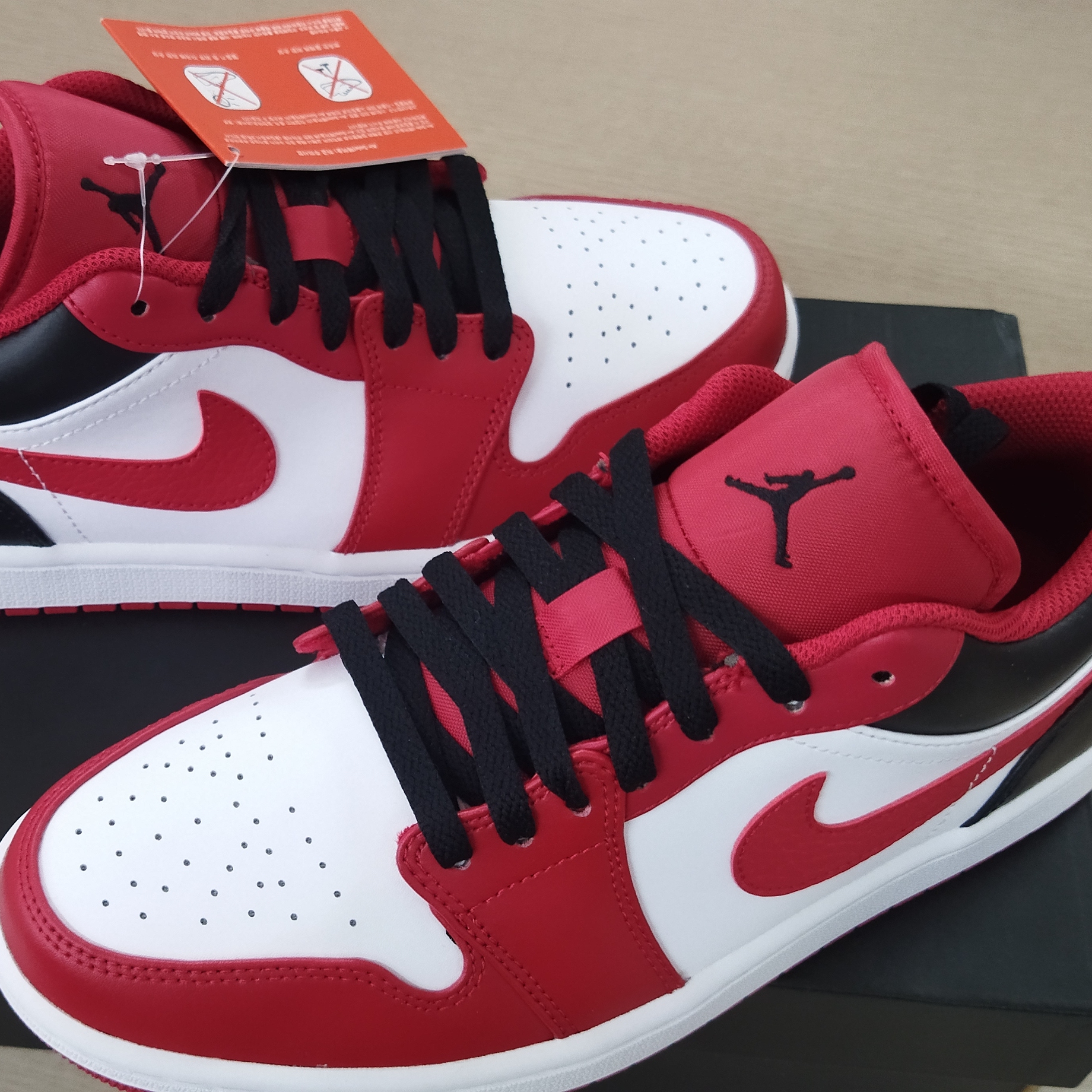 Jordan 1 Low White Gym Red Black 착용 스타일 - 1