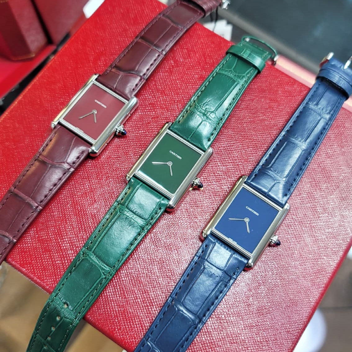 Cartier Tank Must Watch Large Quartz Steel Alligator Skin Green, Cartier Tank Must Watch Large Quartz Steel Alligator Skin Claret 착용 스타일