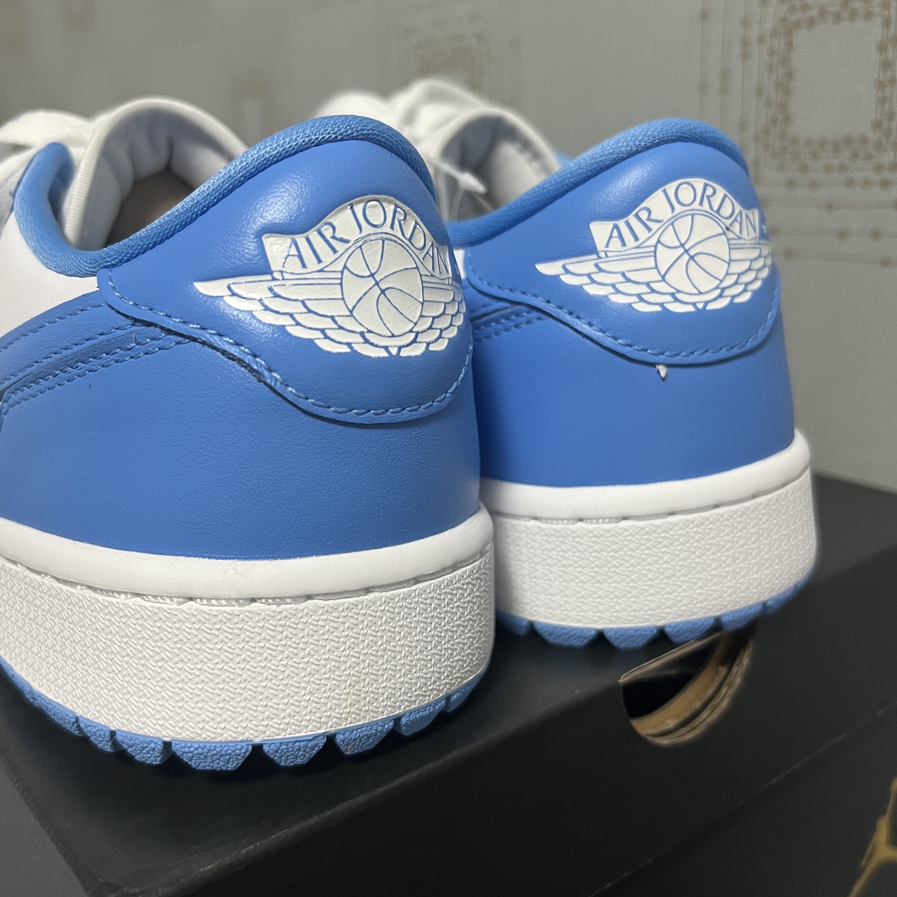 Jordan 1 Low Golf White and University Blue 착용 스타일 - 3