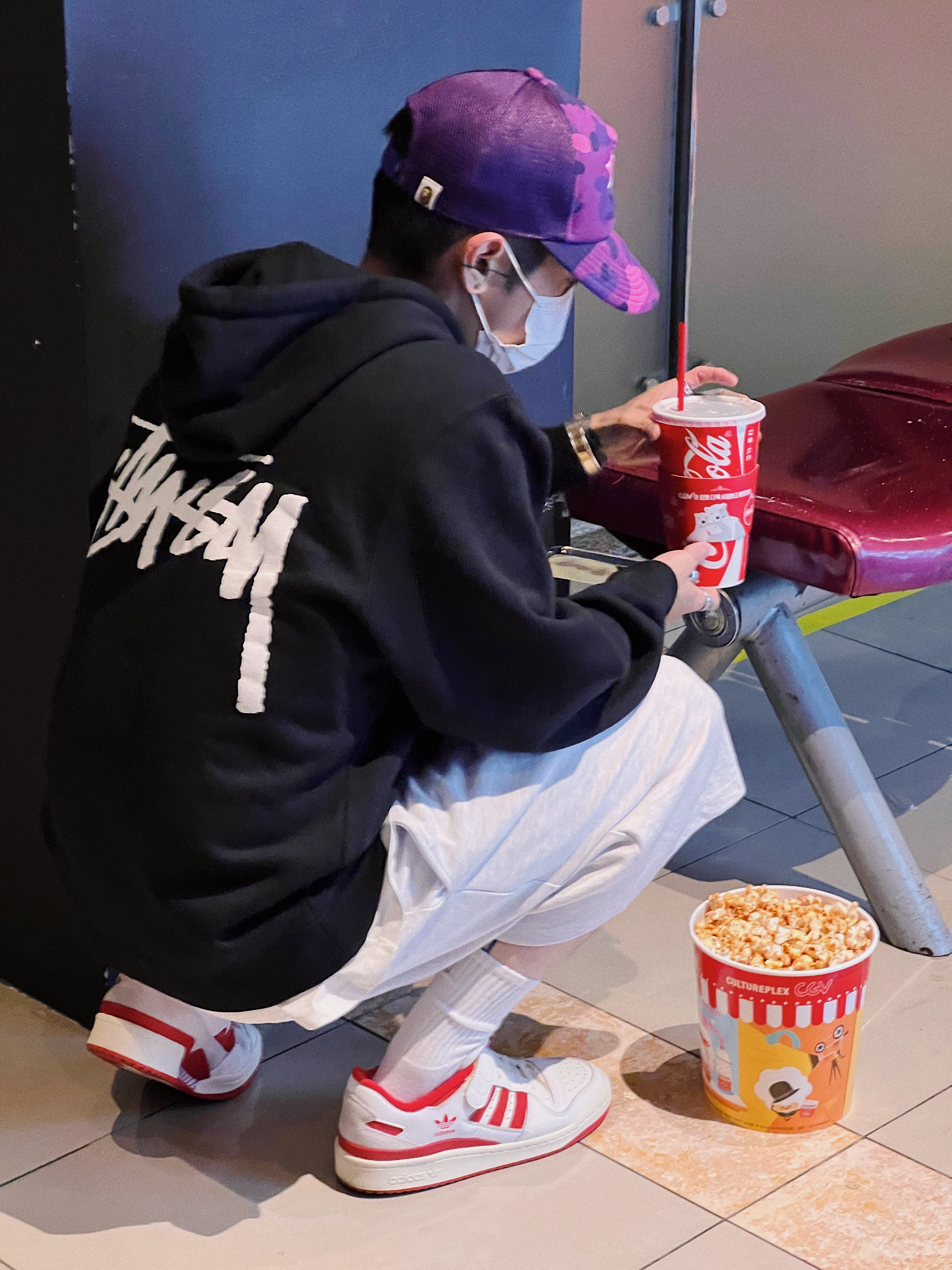 Stussy Basic Stussy Hoodie Black 2022, Stussy x BAPE Trucker Cap Purprle 착용 스타일 - 3