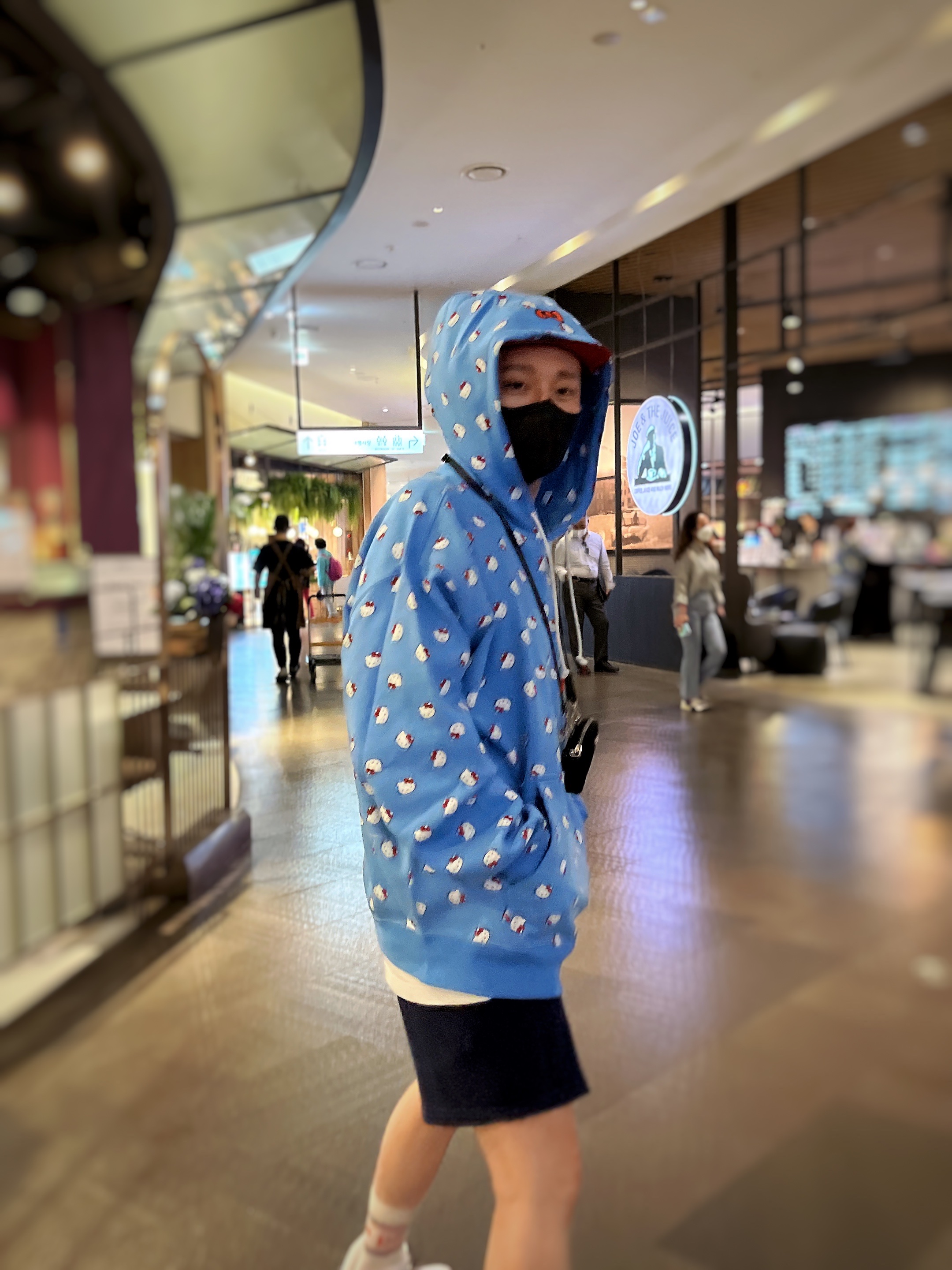 Nike x Hello Kitty NRG Fleece Hoodie Blue - Asia, Prada Nylon Mini Pouch Black 착용 스타일 - 1