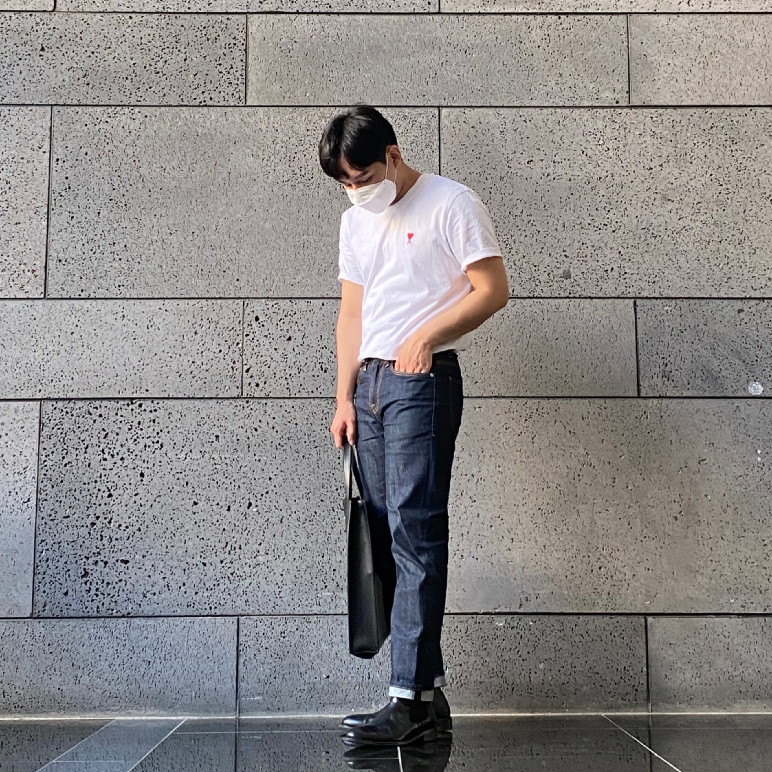 Maison Kitsune Double Fox Head Patch Classic T-Shirt Anthracite, Montblanc Horseshoe Buckle 30mm Reversible Leather Belt Black Brown 착용 스타일 - 2