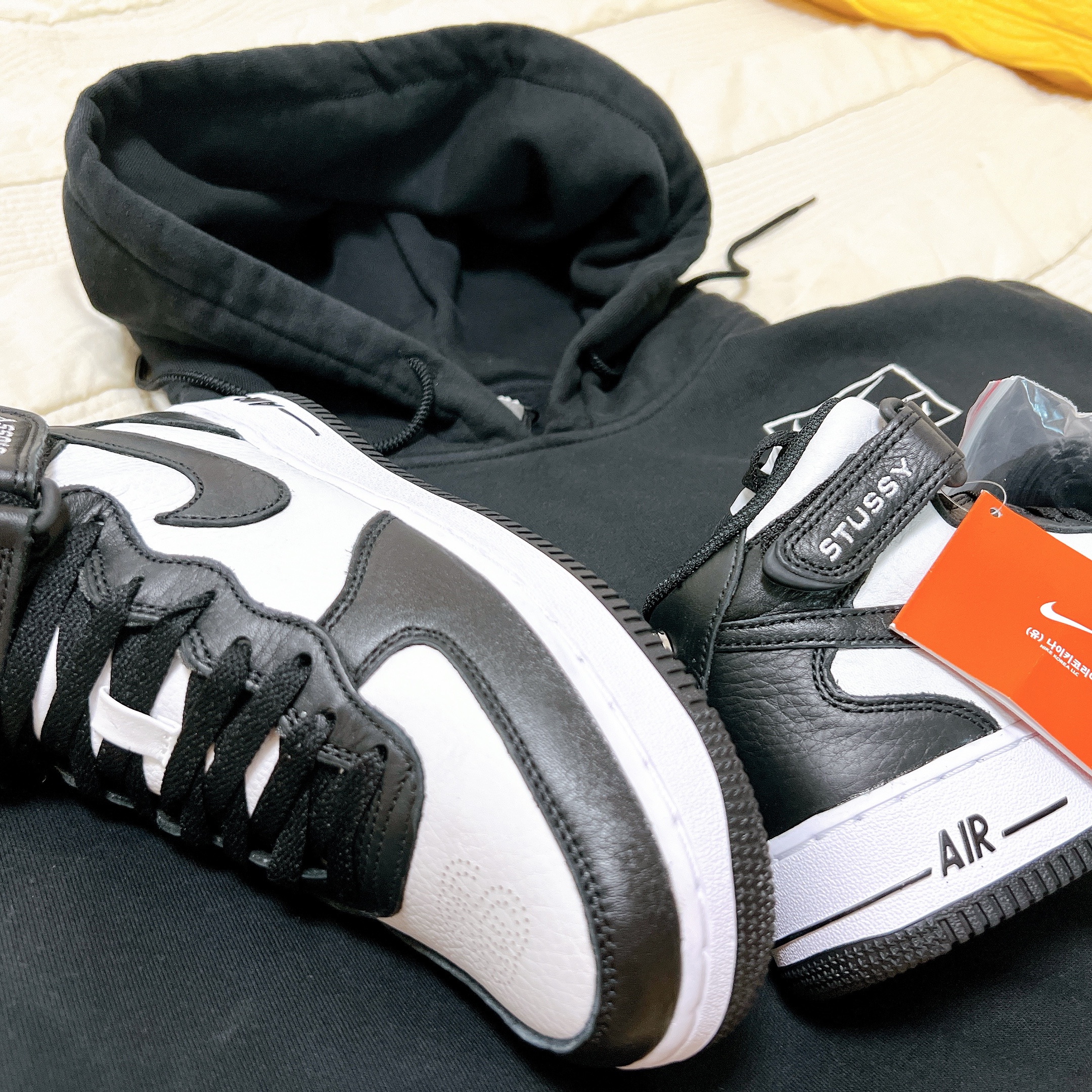 Nike x Stussy Air Force 1 '07 Mid SP Black and Light Bone, Nike x Stussy NRG RA Washed Pullover Hoodie Black (DN4028-010) 착용 스타일