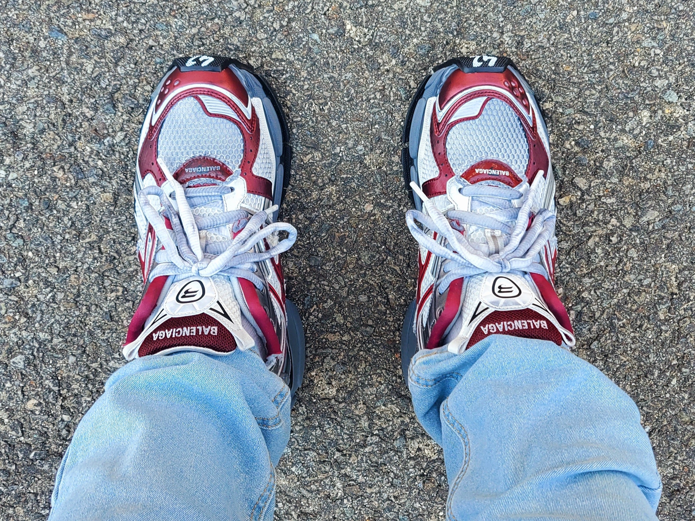 Balenciaga Runner Sneakers Grey Burgundy 착용 스타일 - 5
