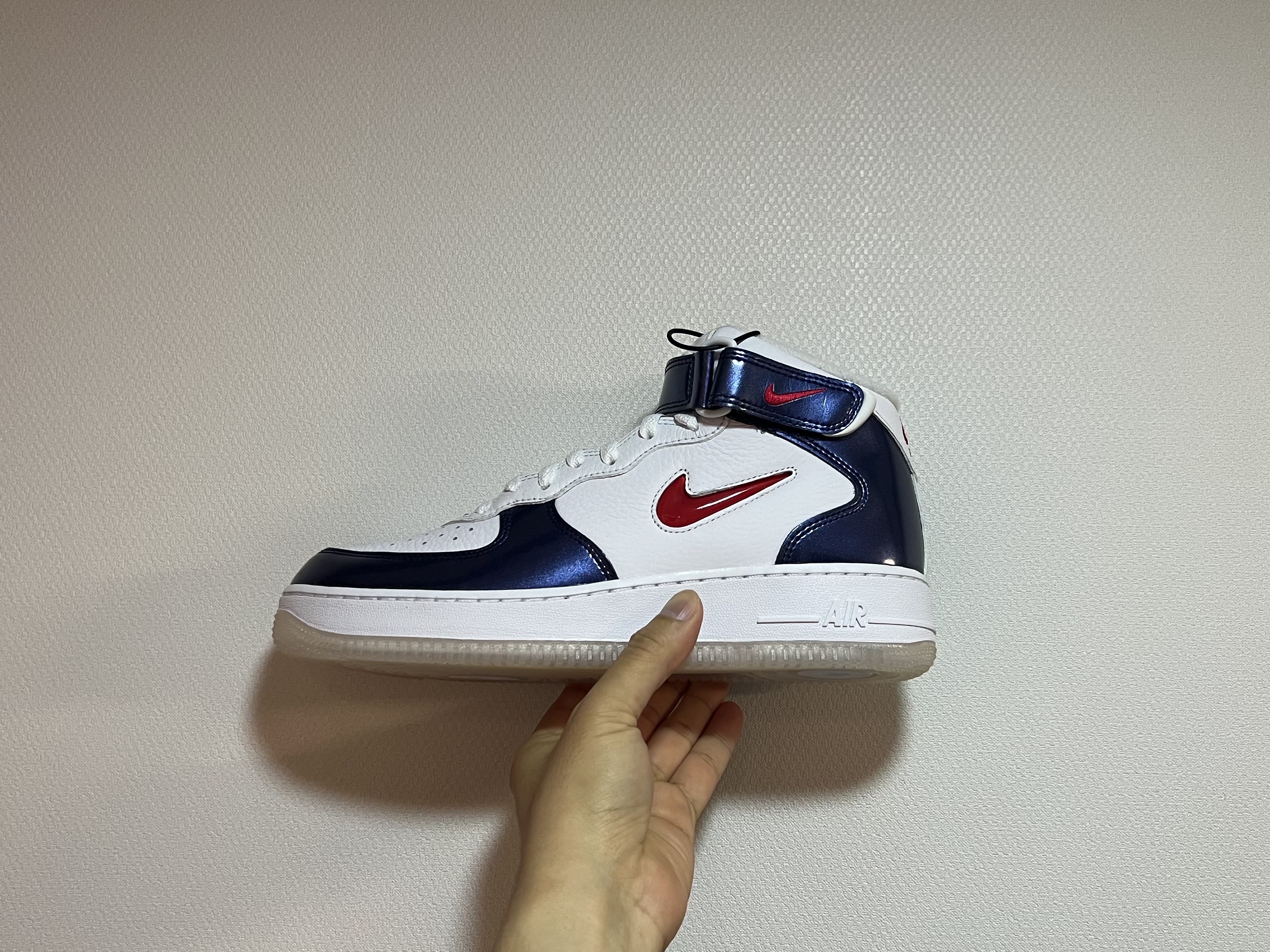 Nike Air Force 1 Mid QS University Red and Midnight Navy 착용 스타일