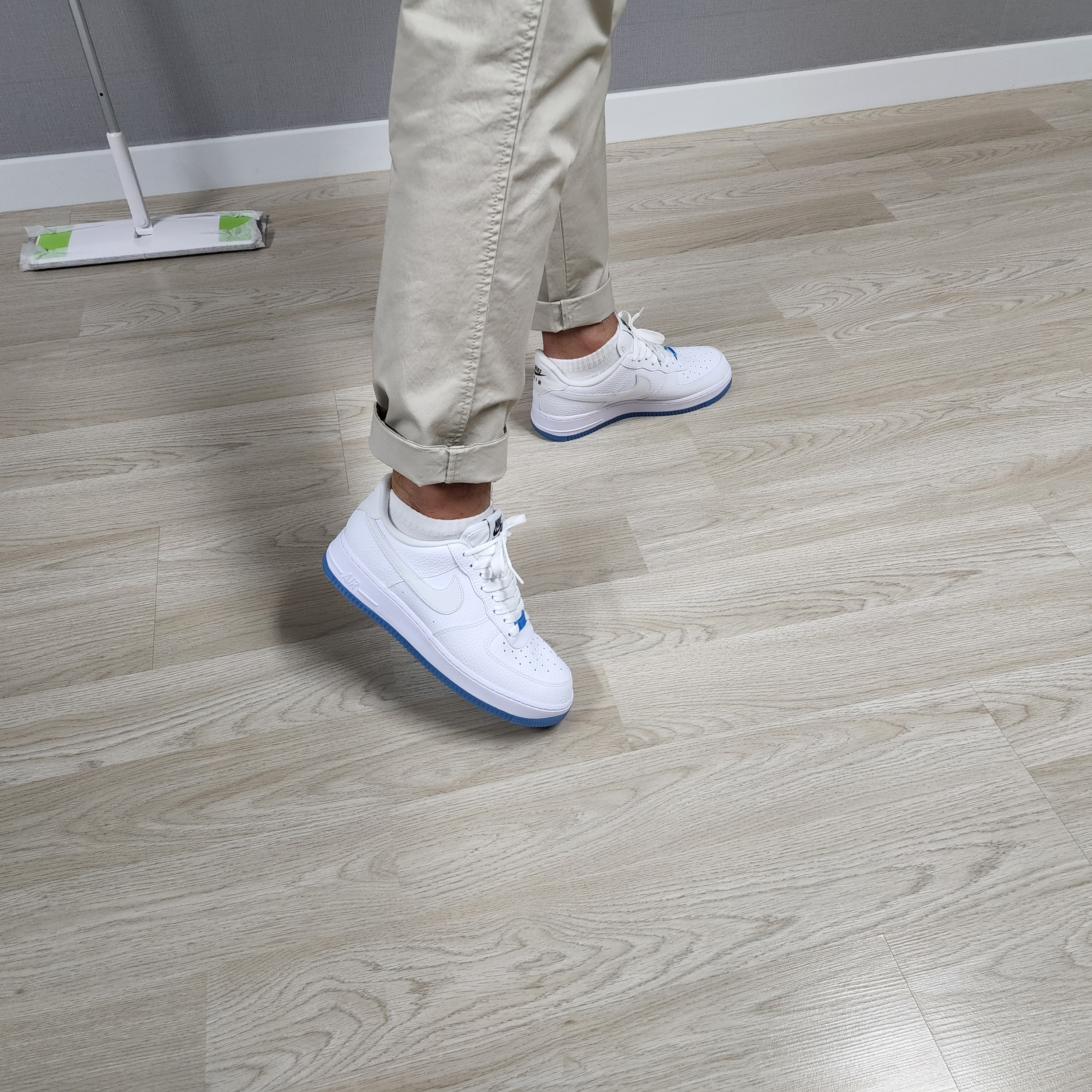(W) Nike Air Force 1 '07 LX White University Blue 착용 스타일 - 3