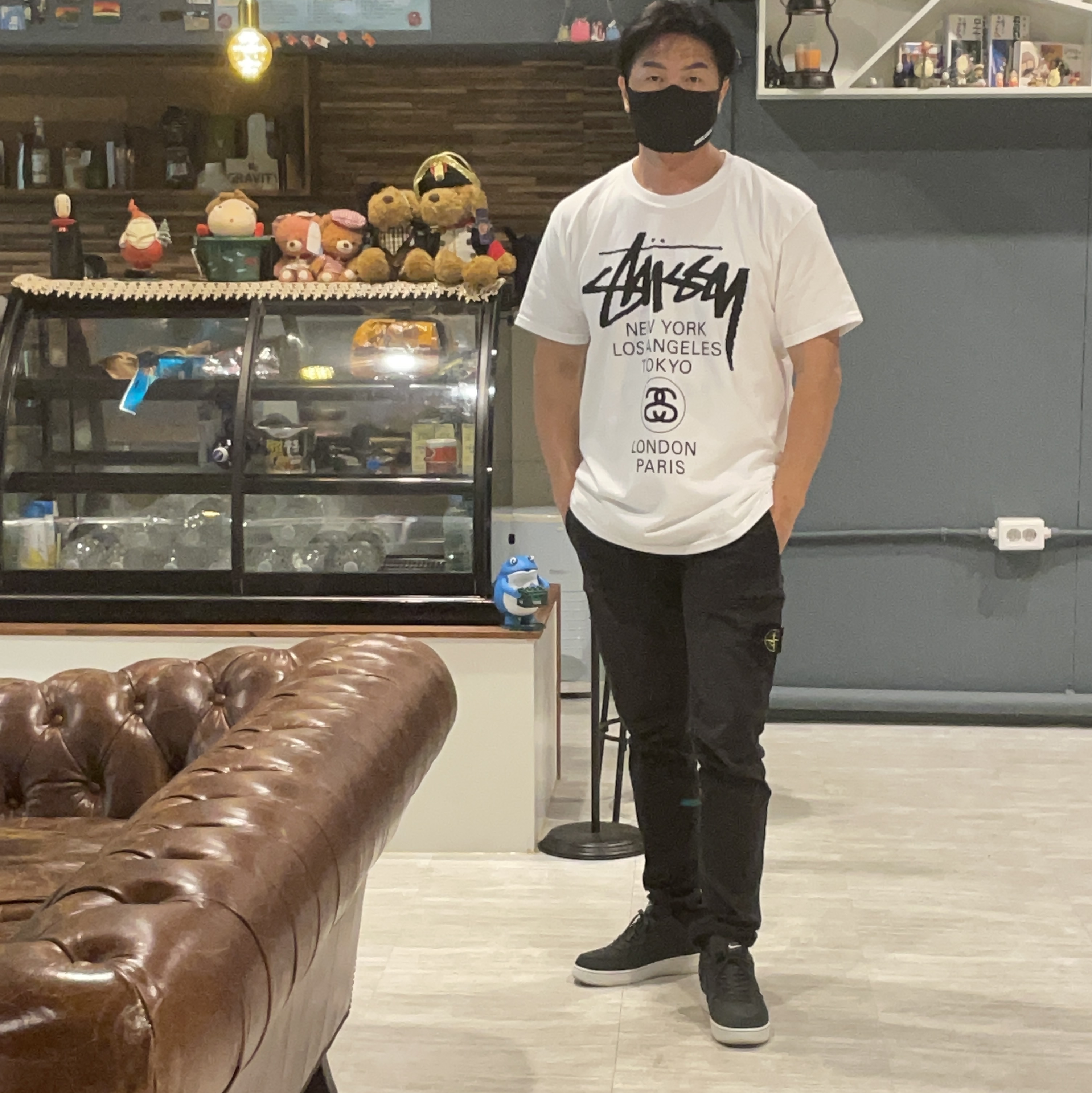 Nike Air Force 1 '07 LX Off Noir, Stussy World Tour T-Shirt White 착용 스타일 - 1