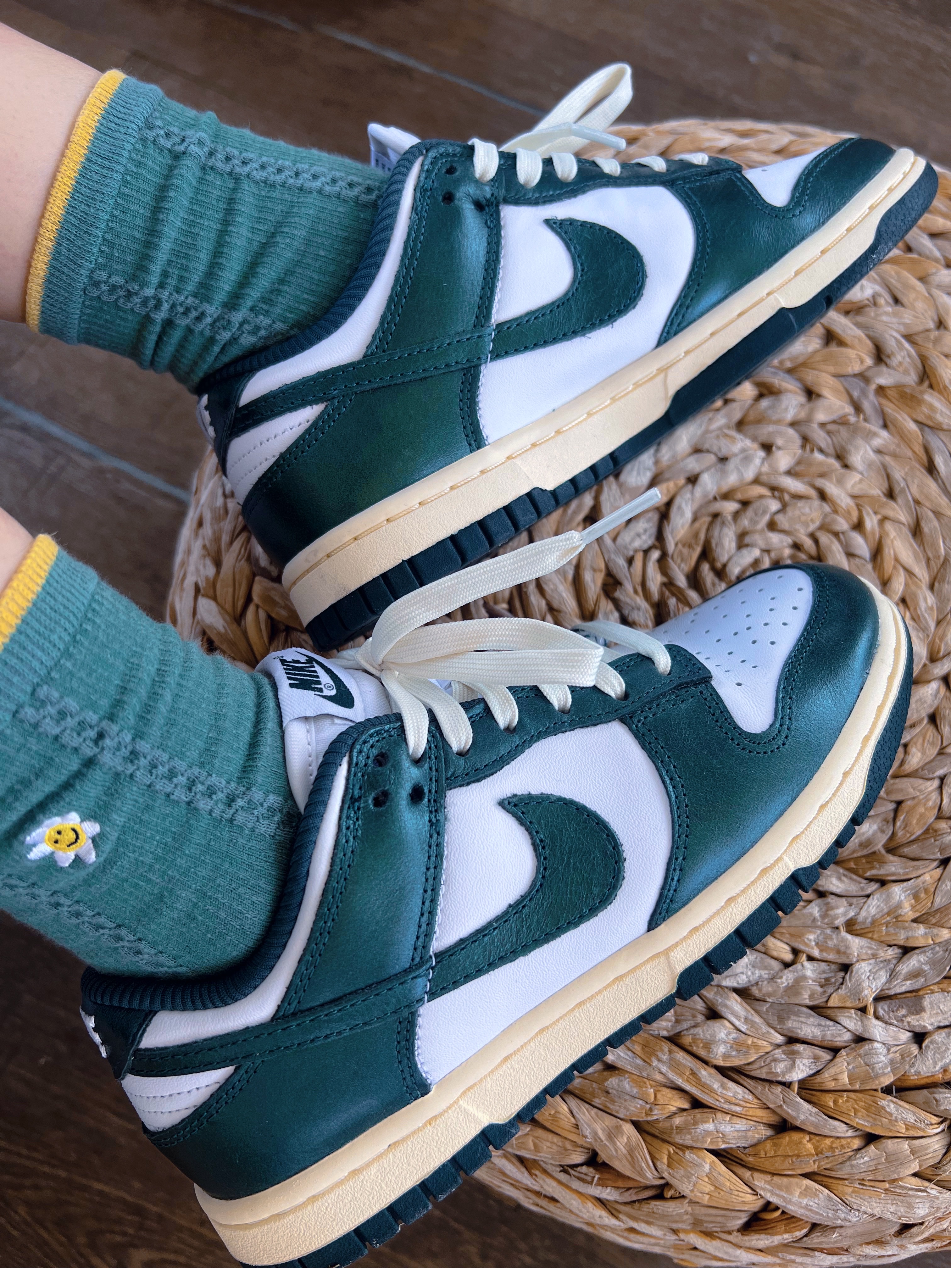 (W) Nike Dunk Low Vintage Green 착용 스타일 - 2