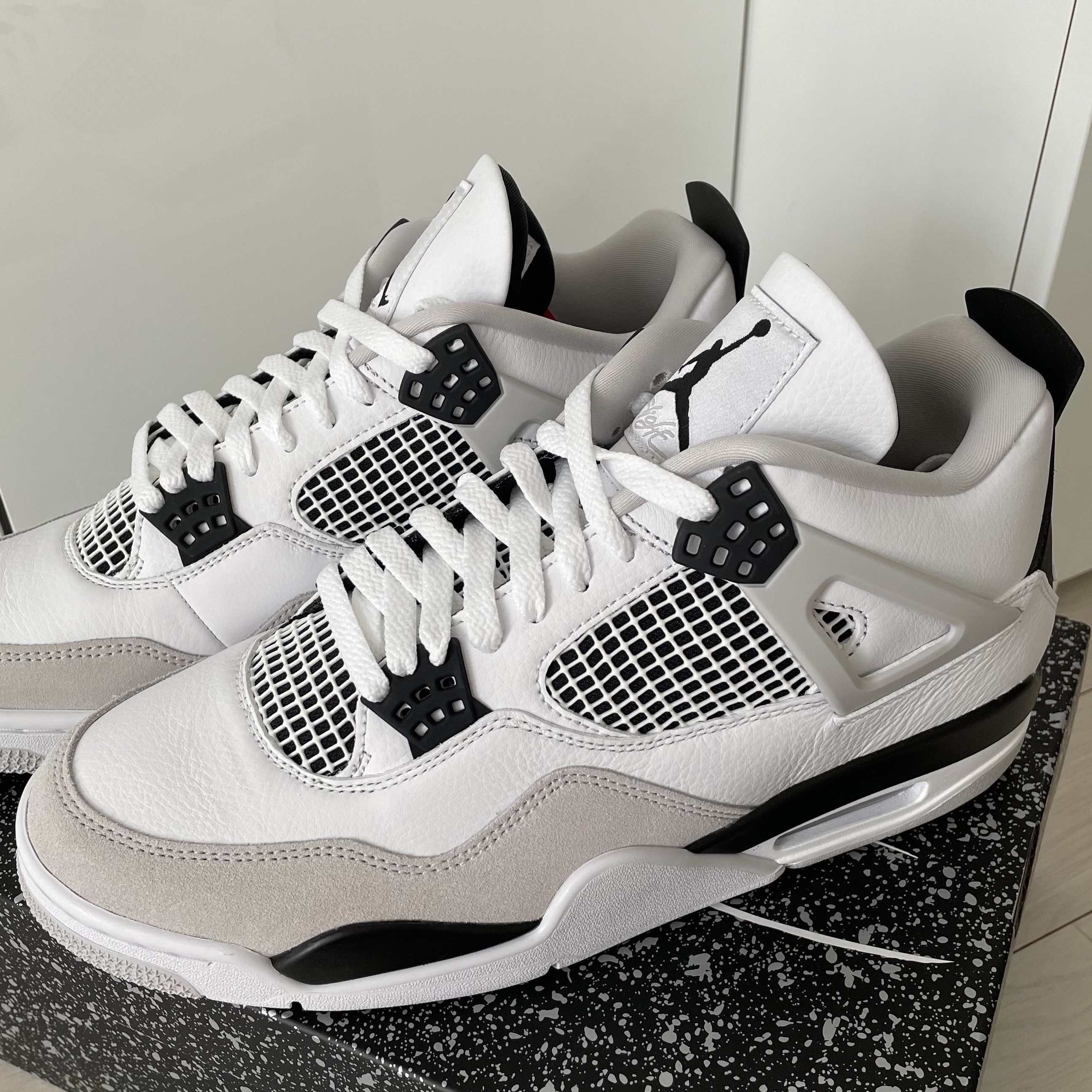Jordan 4 Retro White and Black 착용 스타일 - 2